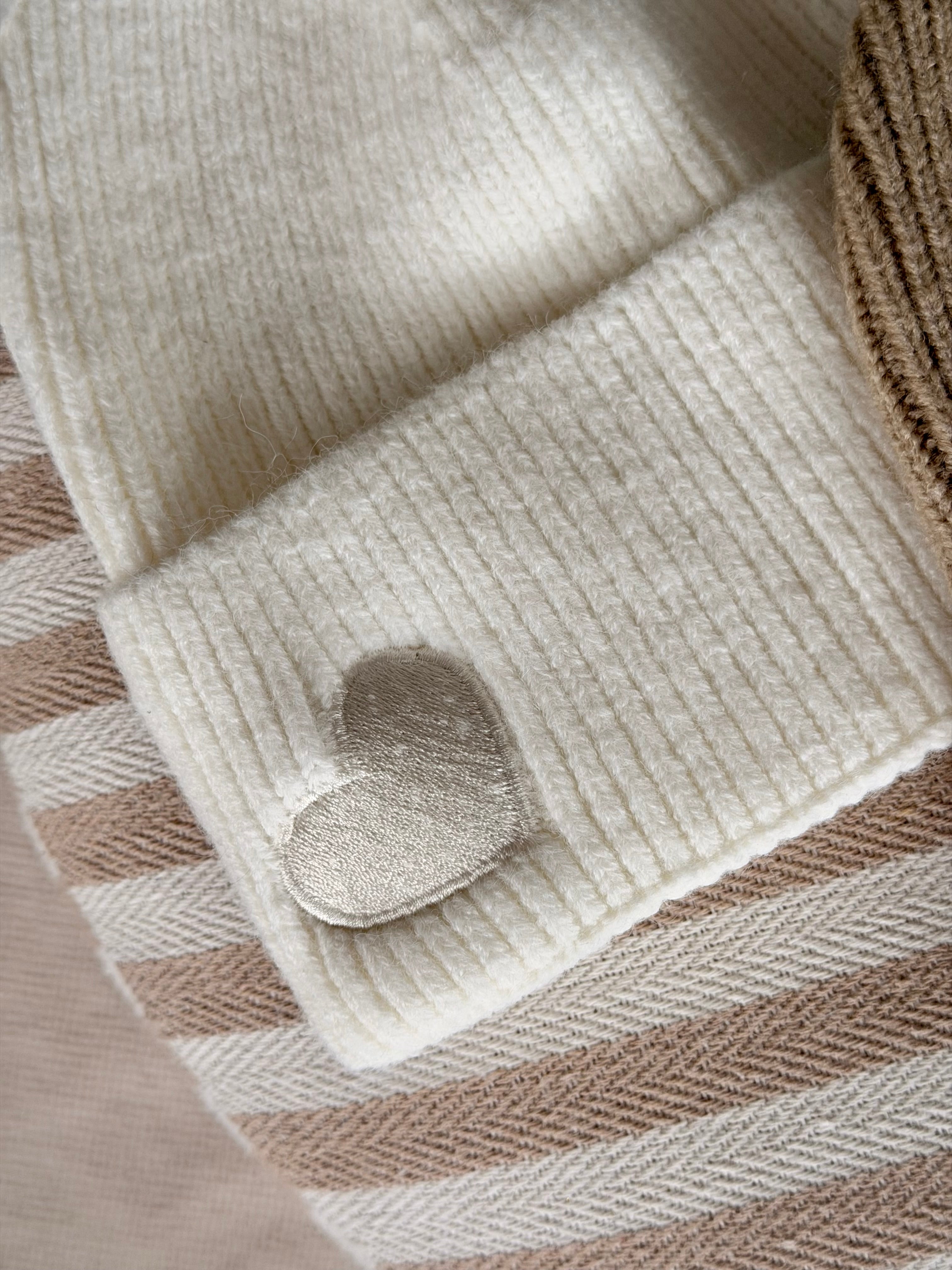 Bonnet avec écusson cœur ARTHUR