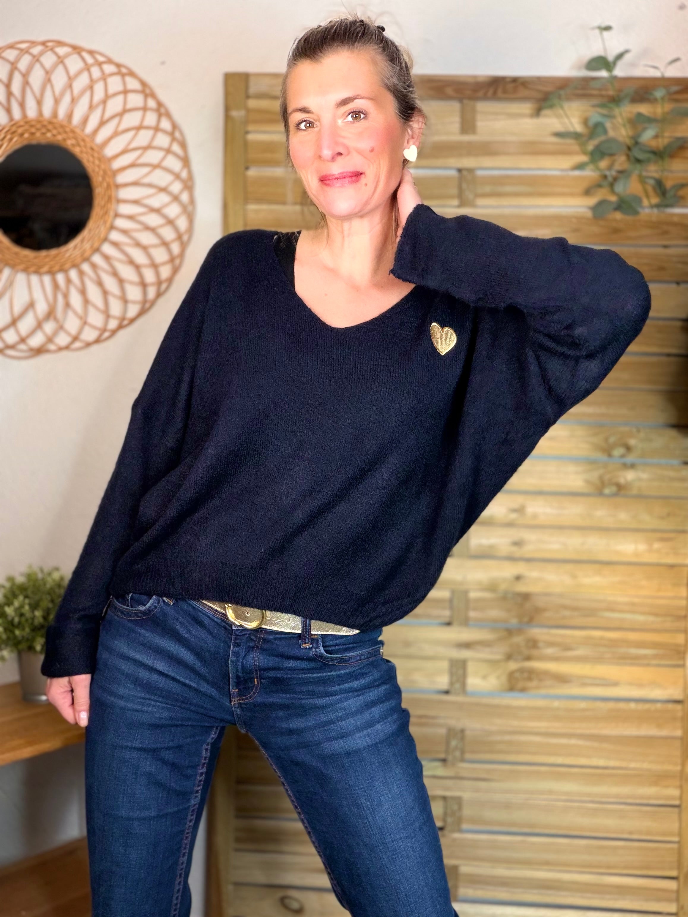 Pull léger en maille col V cœur doré brodé 💛 MELINA - Bleu marine