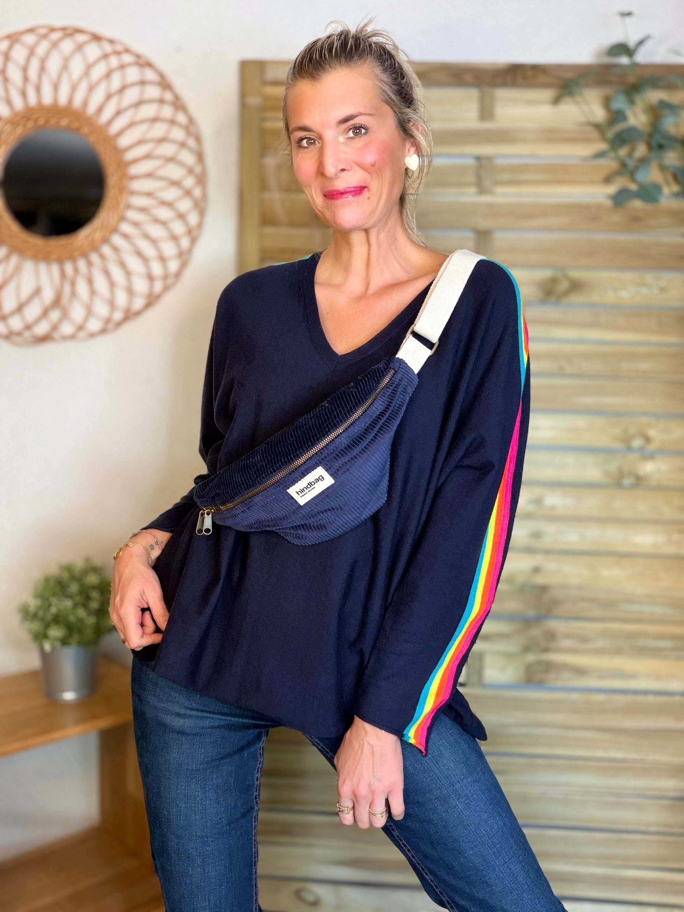 Pull fin avec bandes colorées, col V - RAINBOW OVERSIZE 🌈 Bleu marine