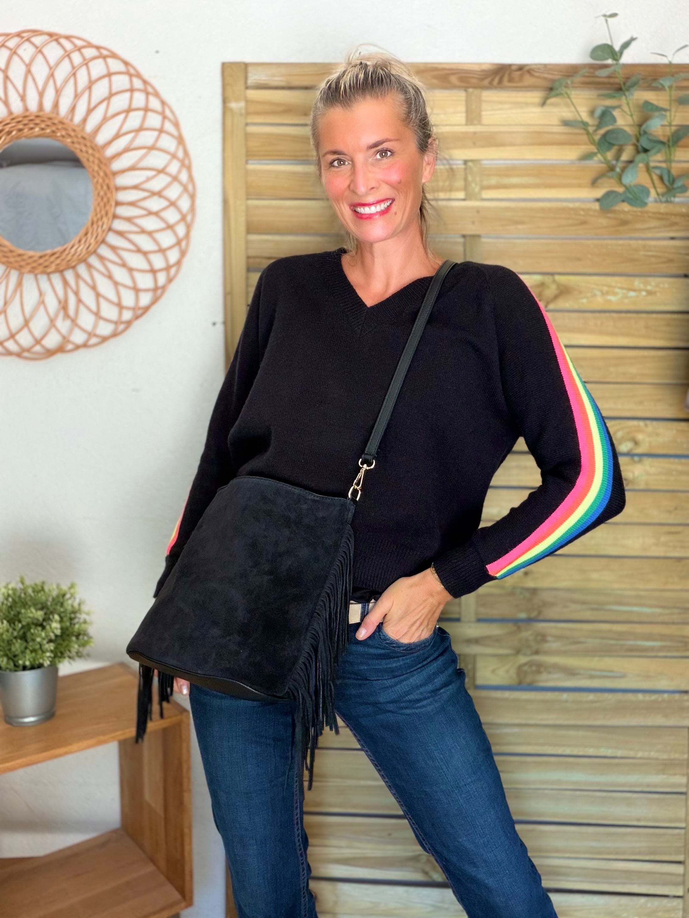 Pull épais avec bandes colorées, col V - RAINBOW 🌈 Noir - Winter 2026
