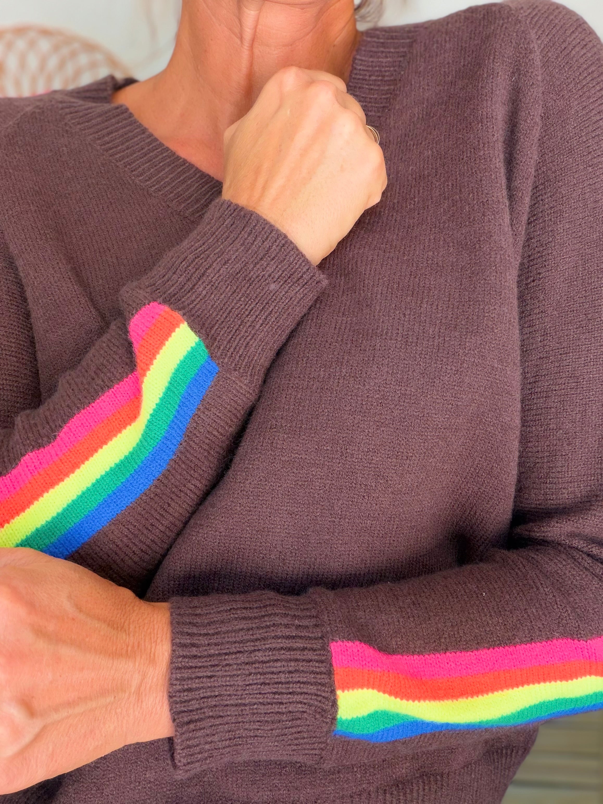 Pull épais avec bandes colorées, col V - RAINBOW 🌈 Chocolat - Winter 2026