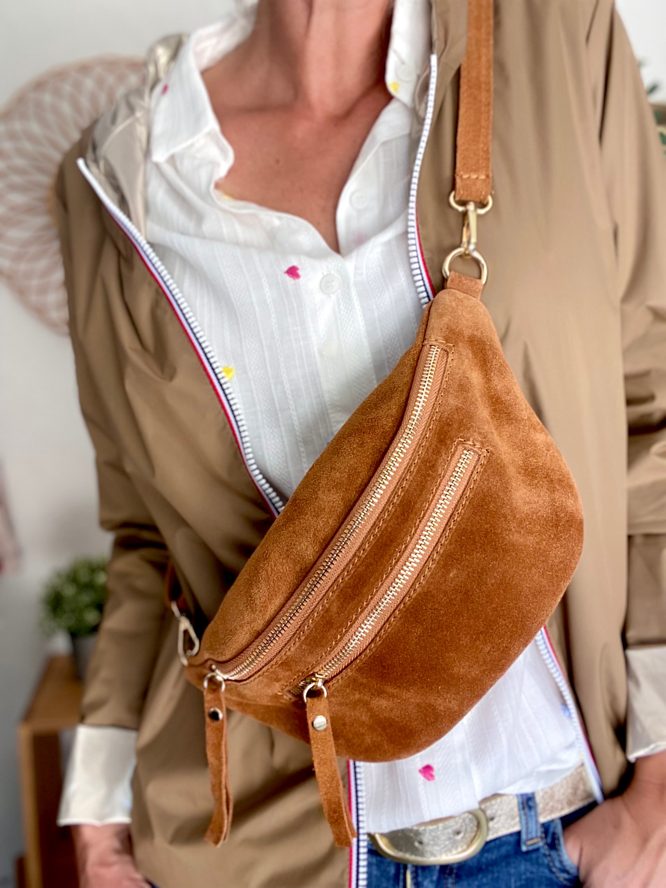 Sac banane avec poche avant, en cuir daim HOLLY - Camel