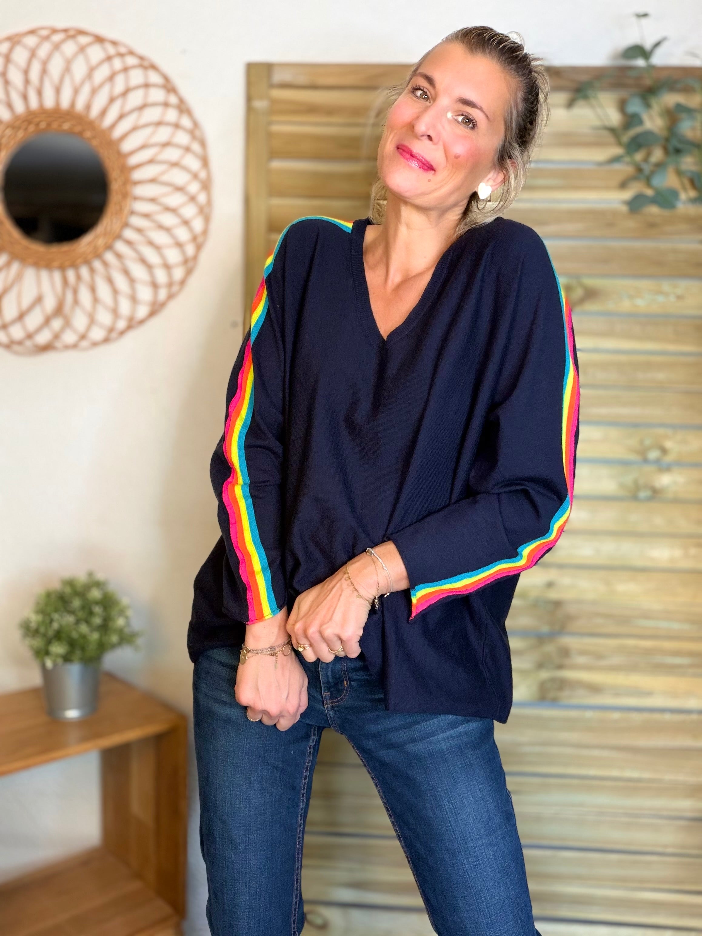 Pull fin avec bandes colorées, col V - RAINBOW OVERSIZE 🌈 Bleu marine