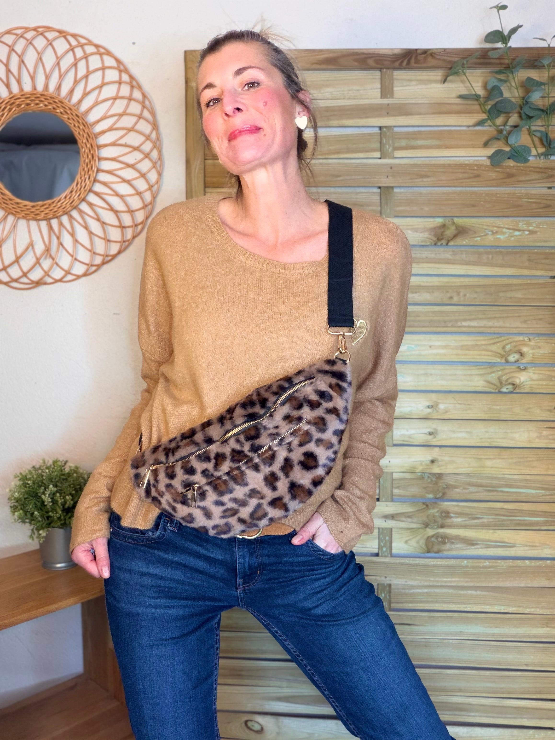 Sac banane L avec poche zippée avant, fourrure Léo Taupe - STACEY 🐆