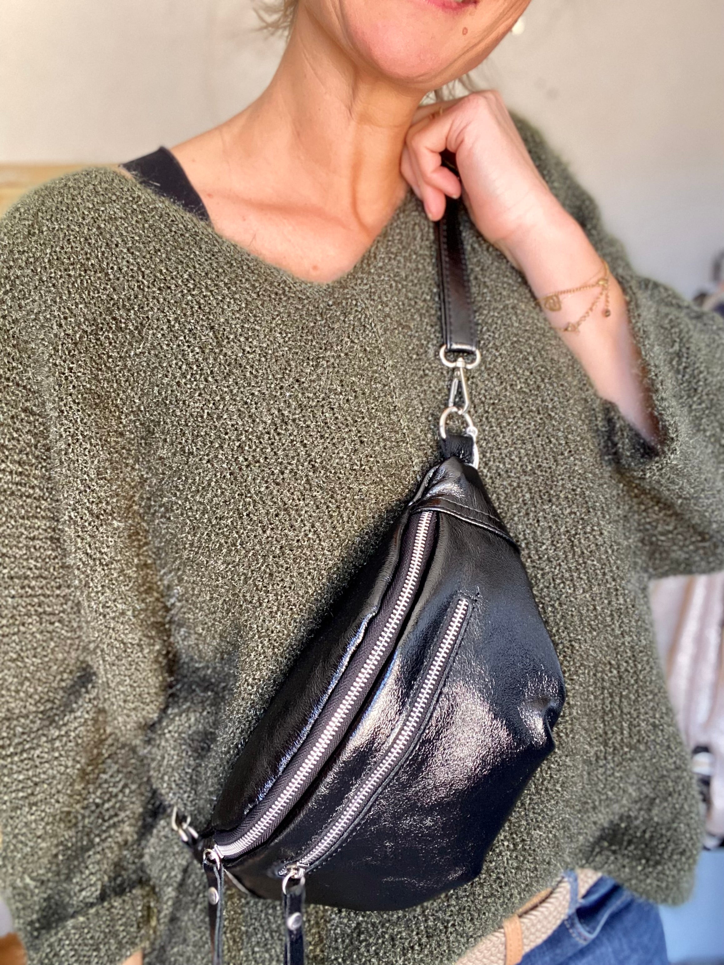 *** IMPERFECTION TEINTURE - Sac banane en cuir irisé double poche - OPALE - noir