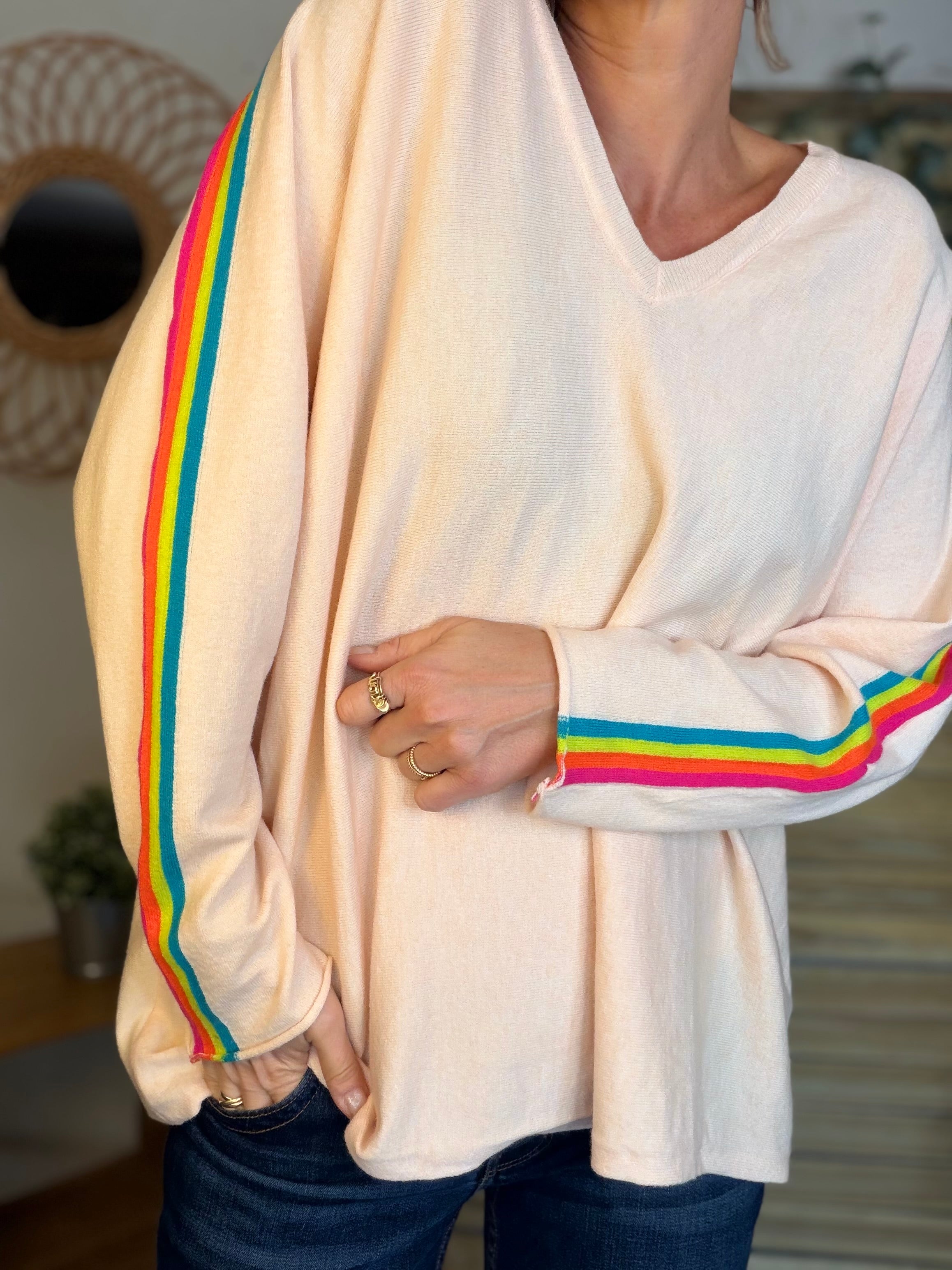 Pull fin avec bandes colorées, col V - RAINBOW OVERSIZE 🌈 Rose orangé