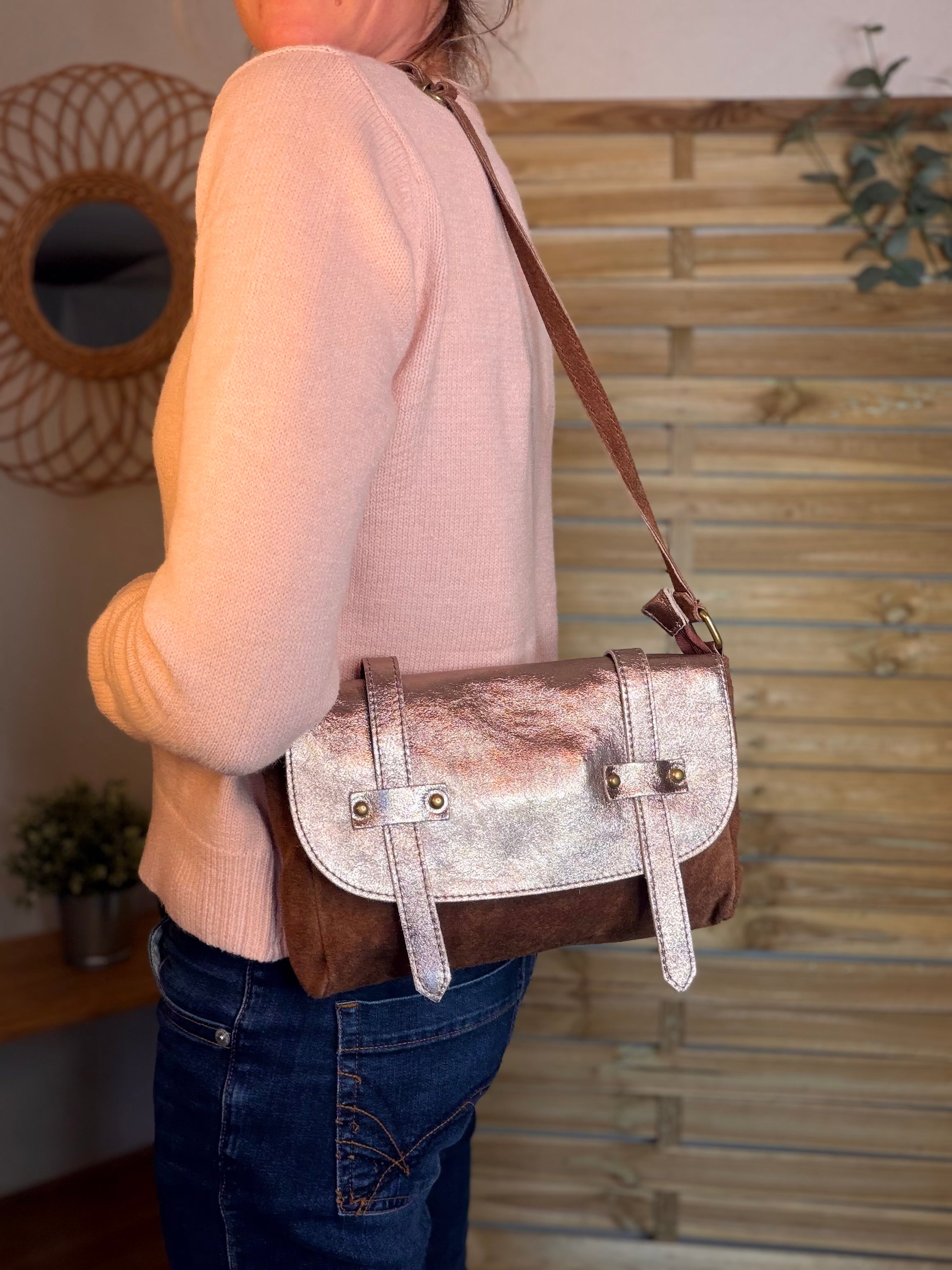 Sac bandoulière en cuir daim et irisé ESMÉE - Choco / Beige