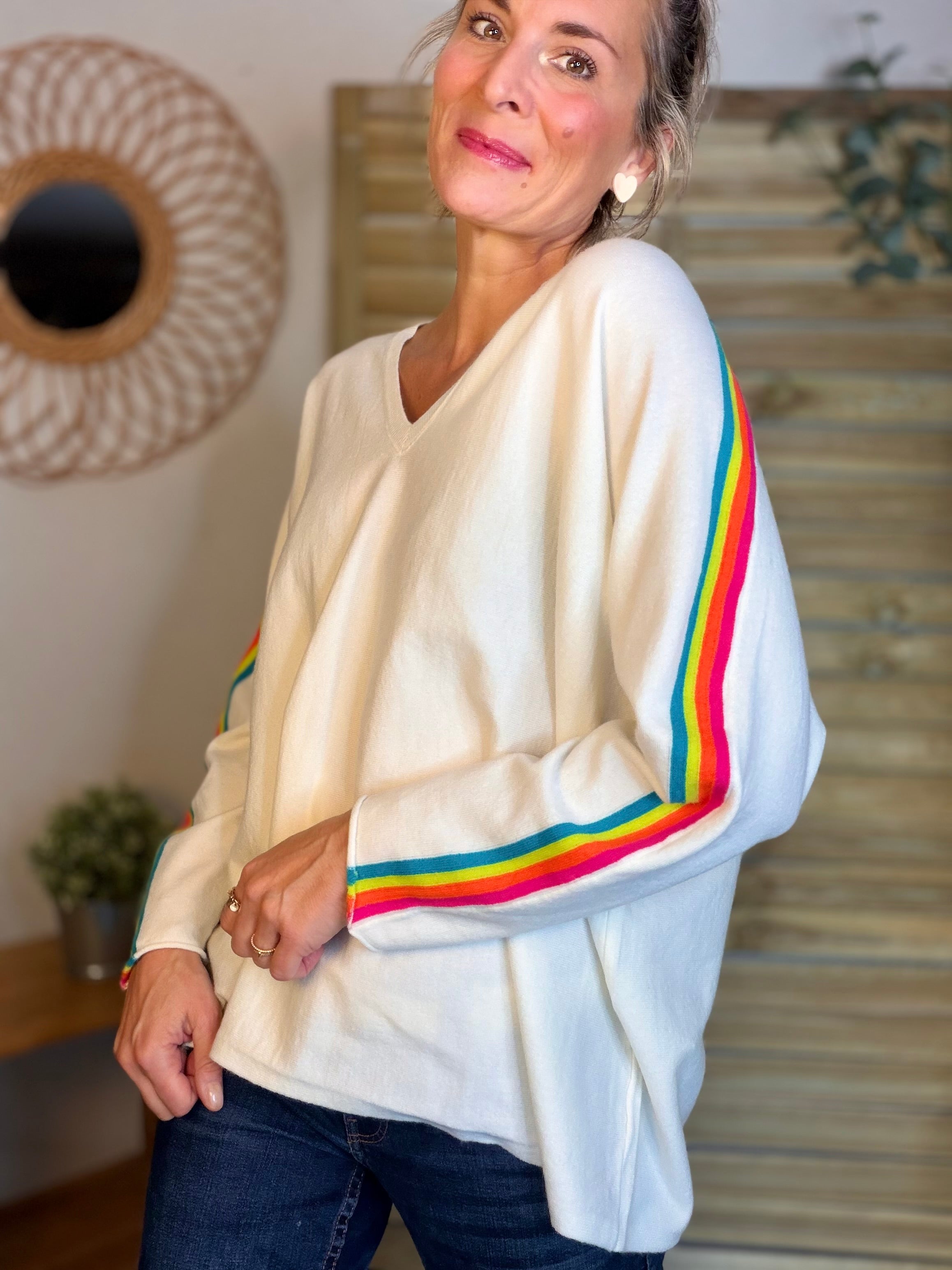 Pull fin avec bandes colorées, col V - RAINBOW OVERSIZE 🌈 Écru