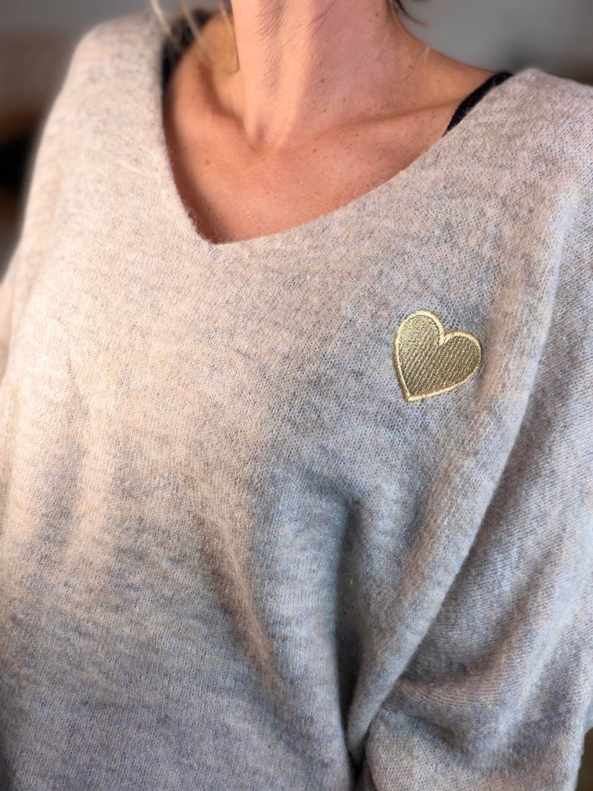 Pull léger en maille col V cœur doré brodé 💛 MELINA - beige chiné