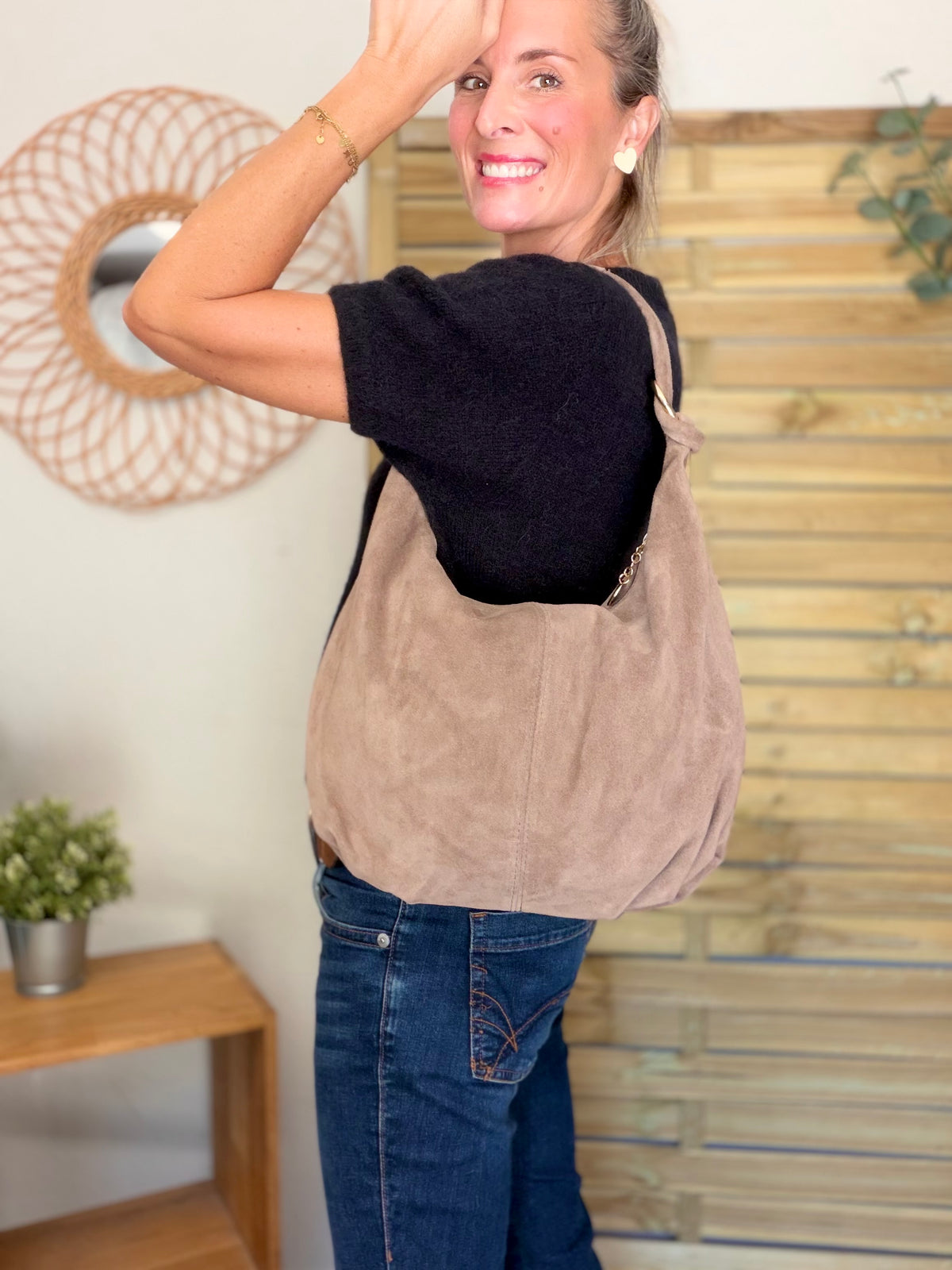 Sac besace hobo en cuir daim souple avec anneaux WILLIAM - Taupe