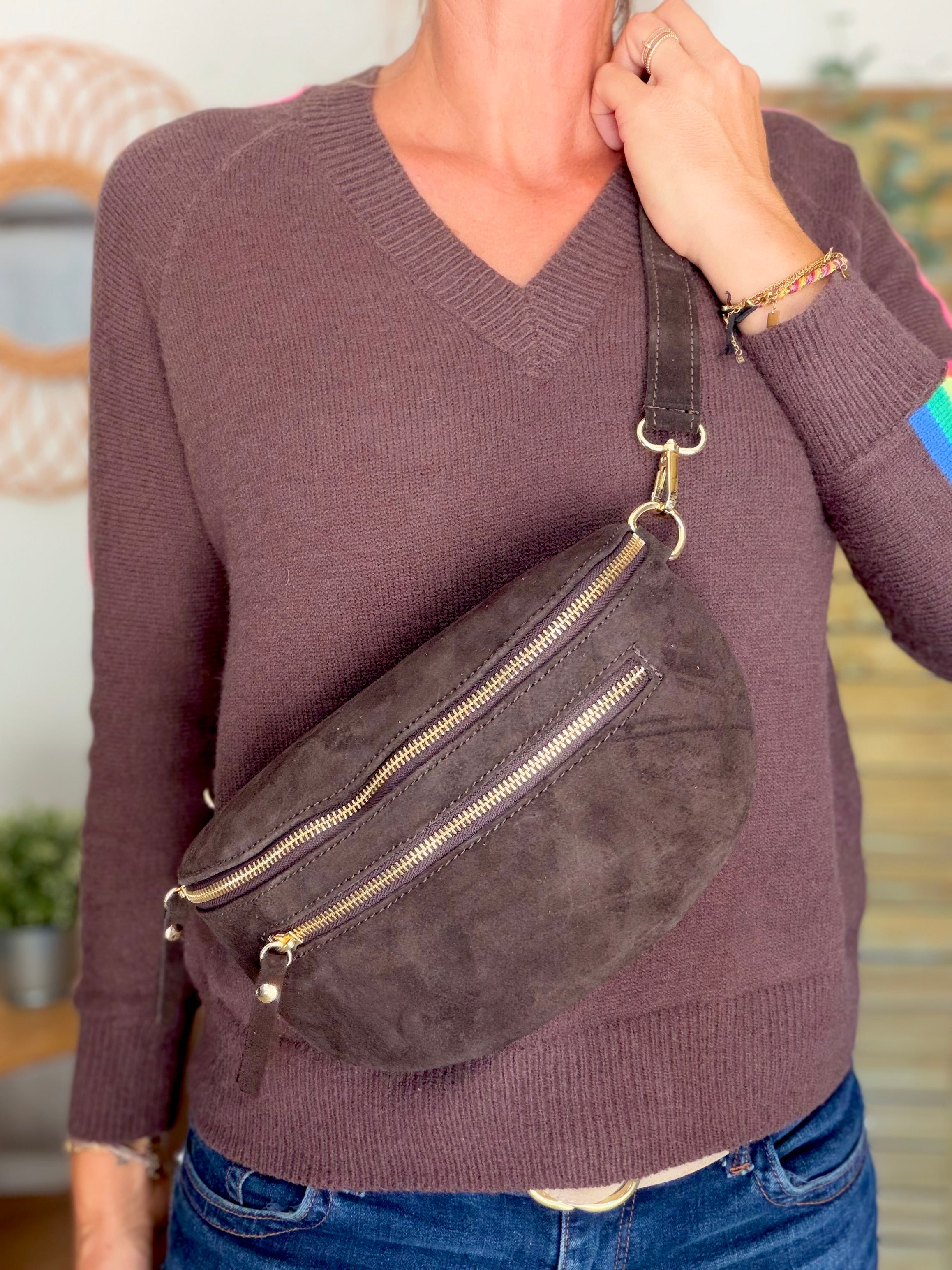 Sac banane en croûte de cuir + poche avant ALISON - Chocolat
