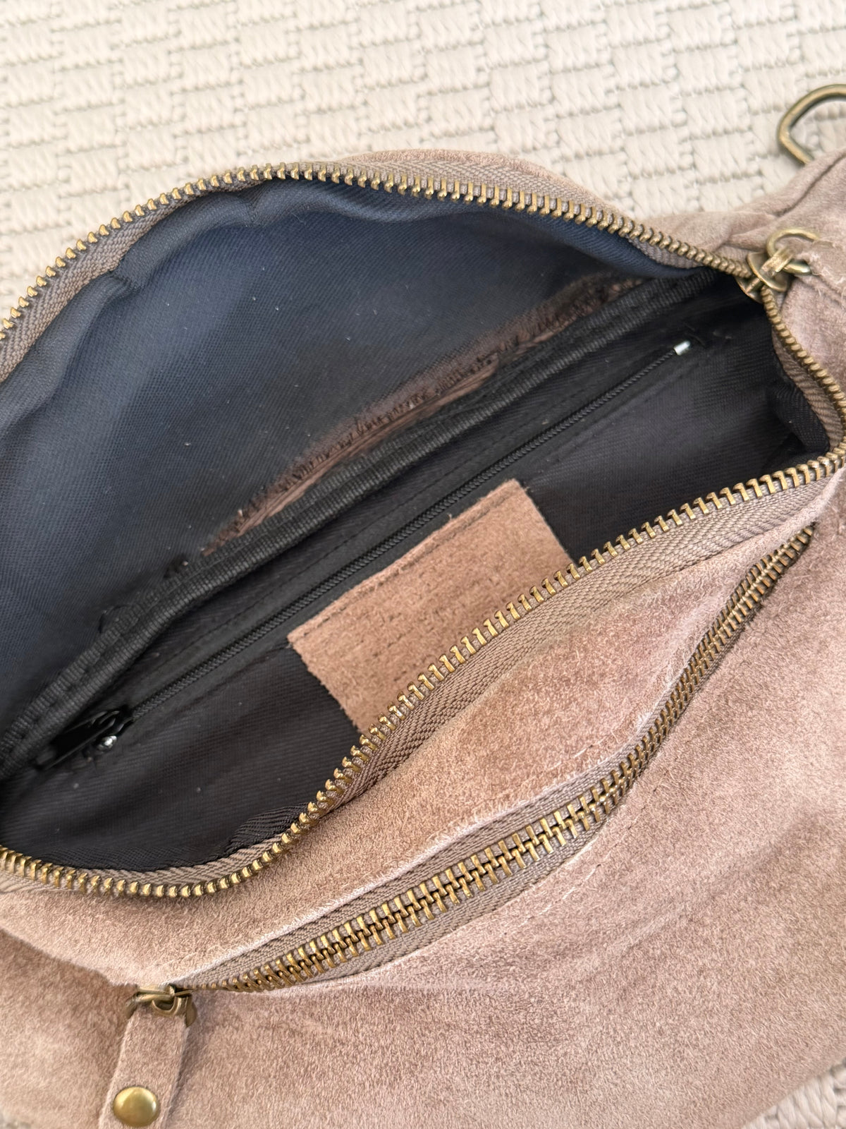 IMPERFECTION • Sac banane double poche en cuir daim - OPALINE - Taupe
