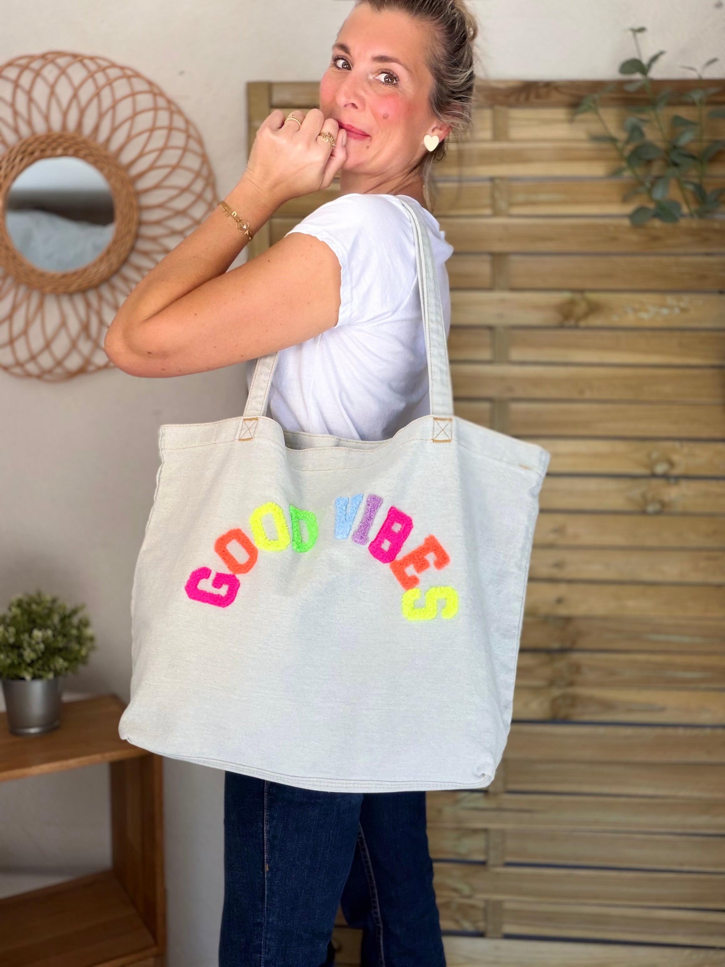 Grand cabas Tote bag GOOD VIBES Jean bleu delavé VANINA