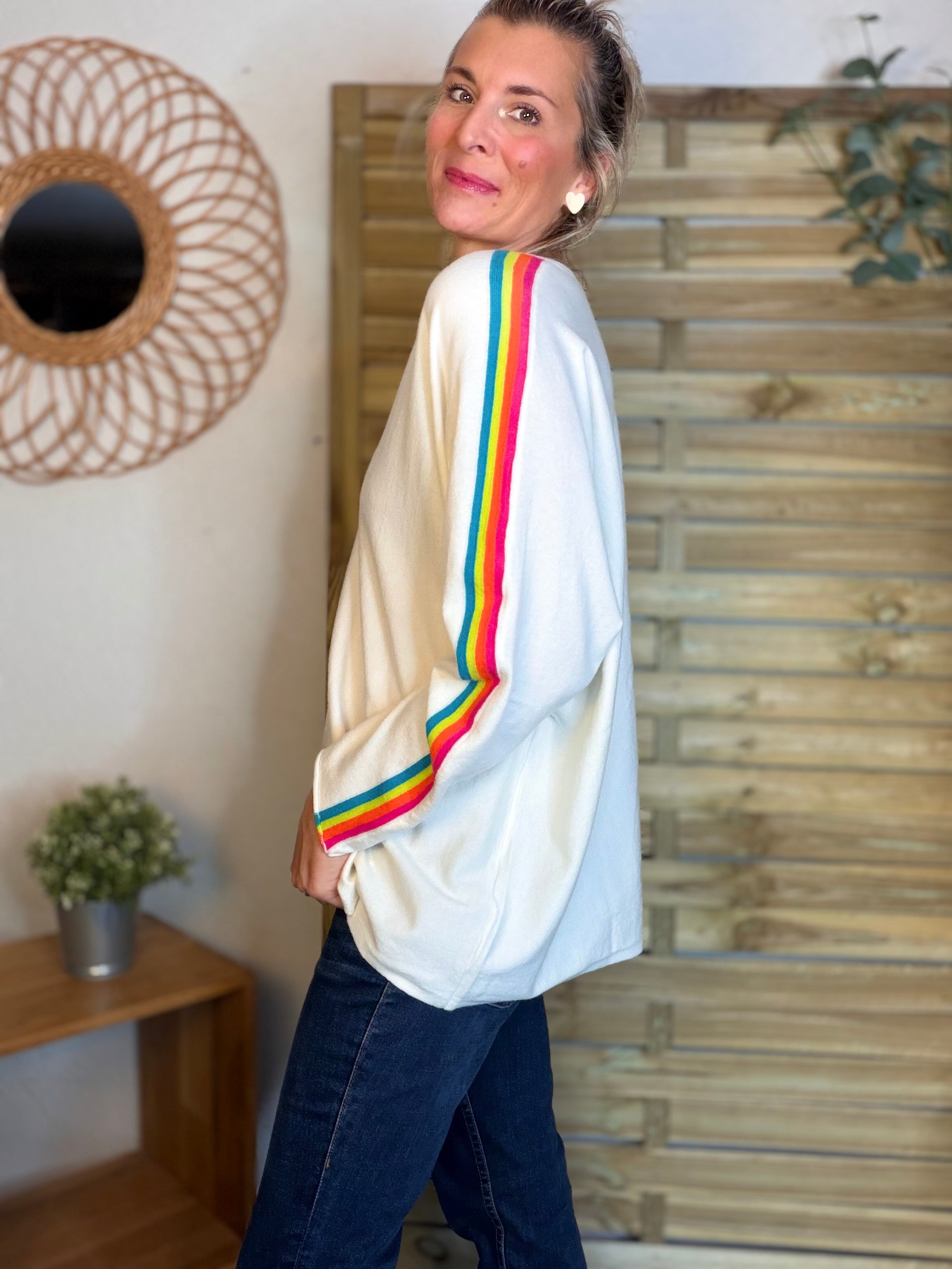 Pull fin avec bandes colorées, col V - RAINBOW OVERSIZE 🌈 Écru
