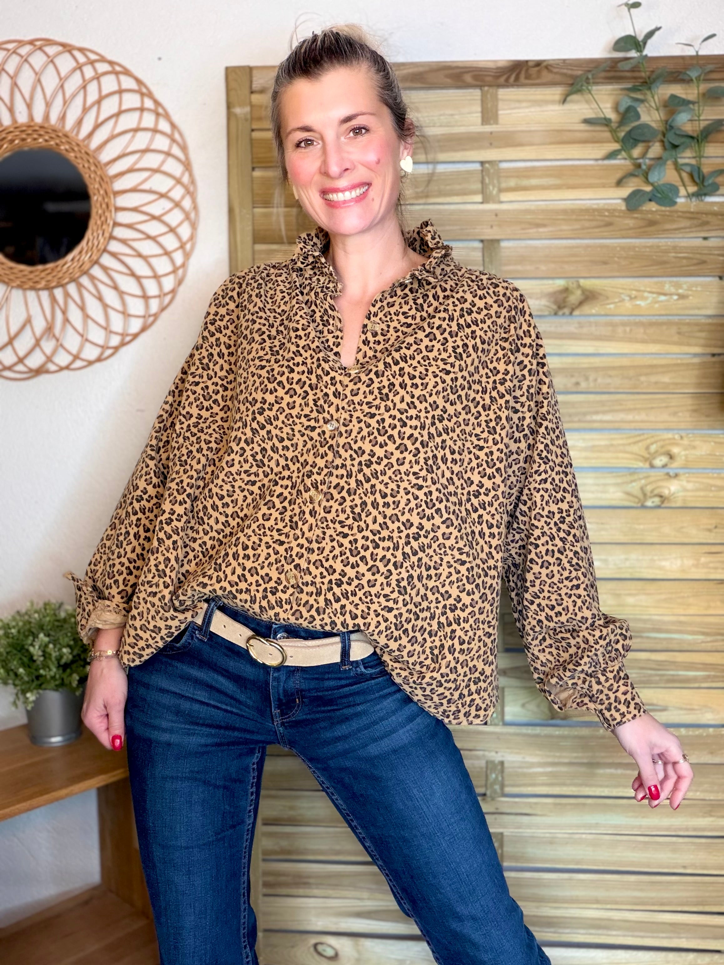 Chemise en velours côtelé fin coton, col volanté FRIDA - Léo camel 🐆