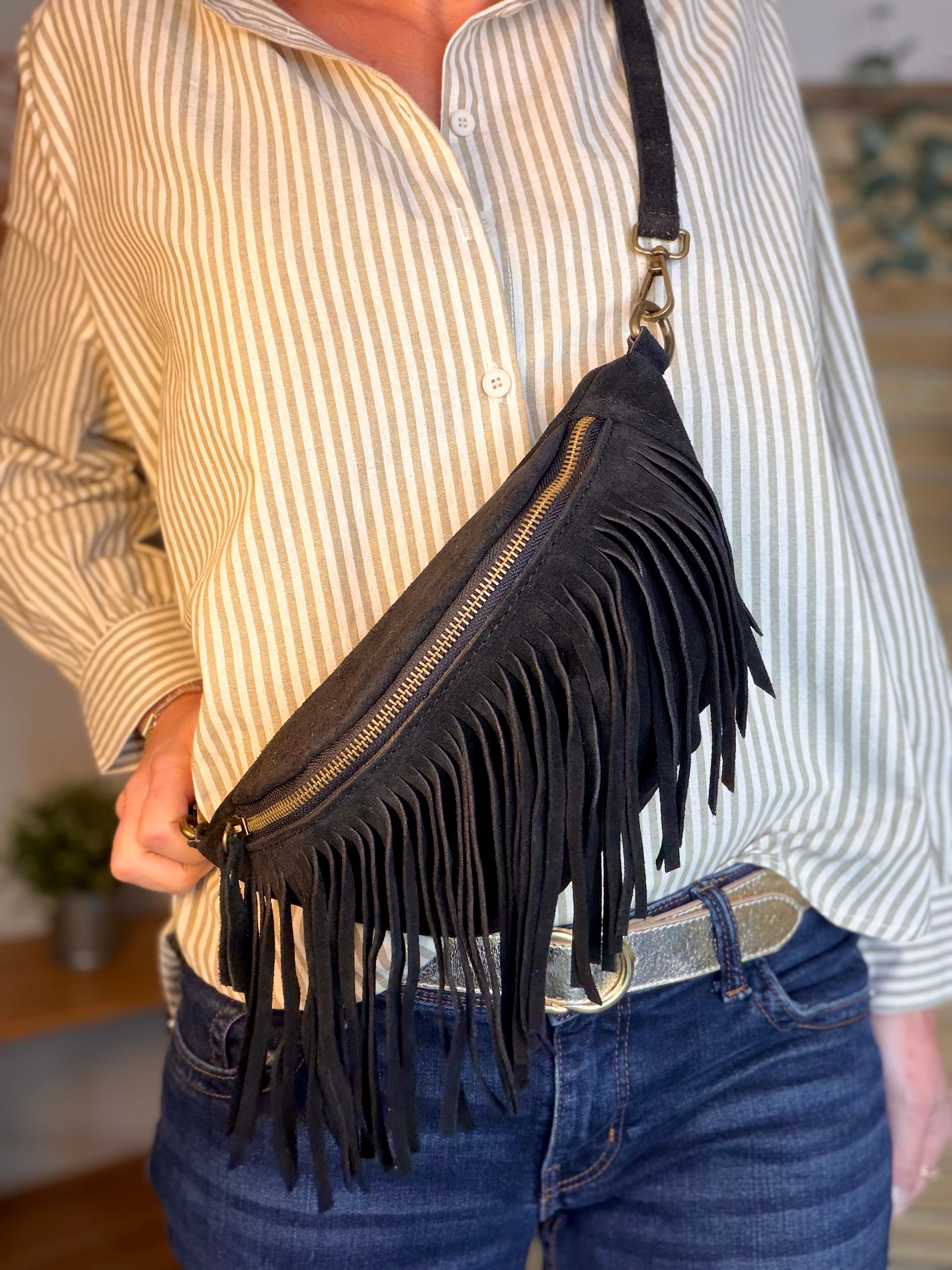 Sac banane avec franges en cuir daim - PIETRA - Noir