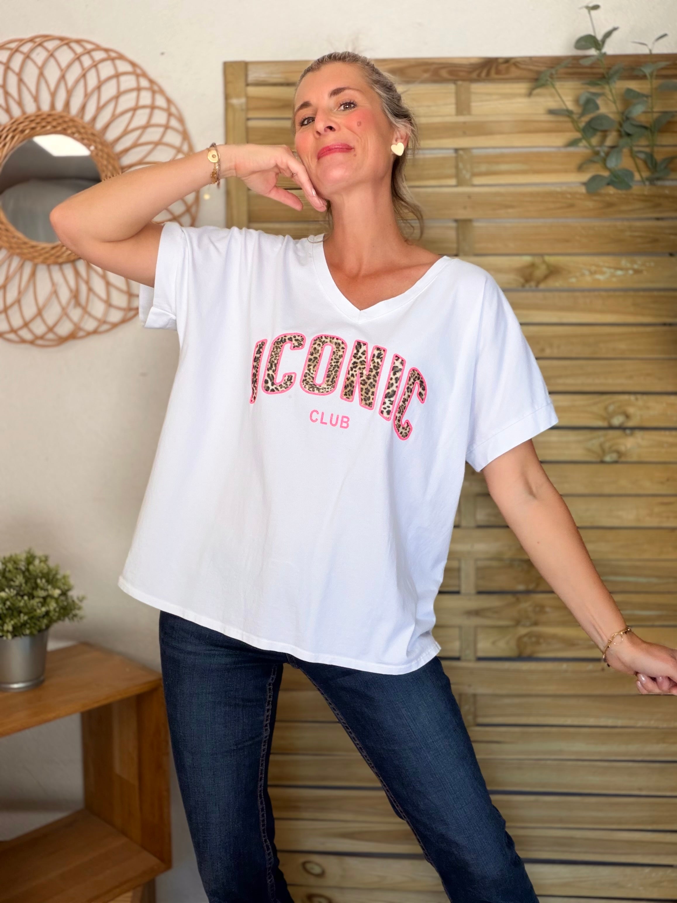Tee shirt col V ICONIC club Léo oversized MILA Blanc