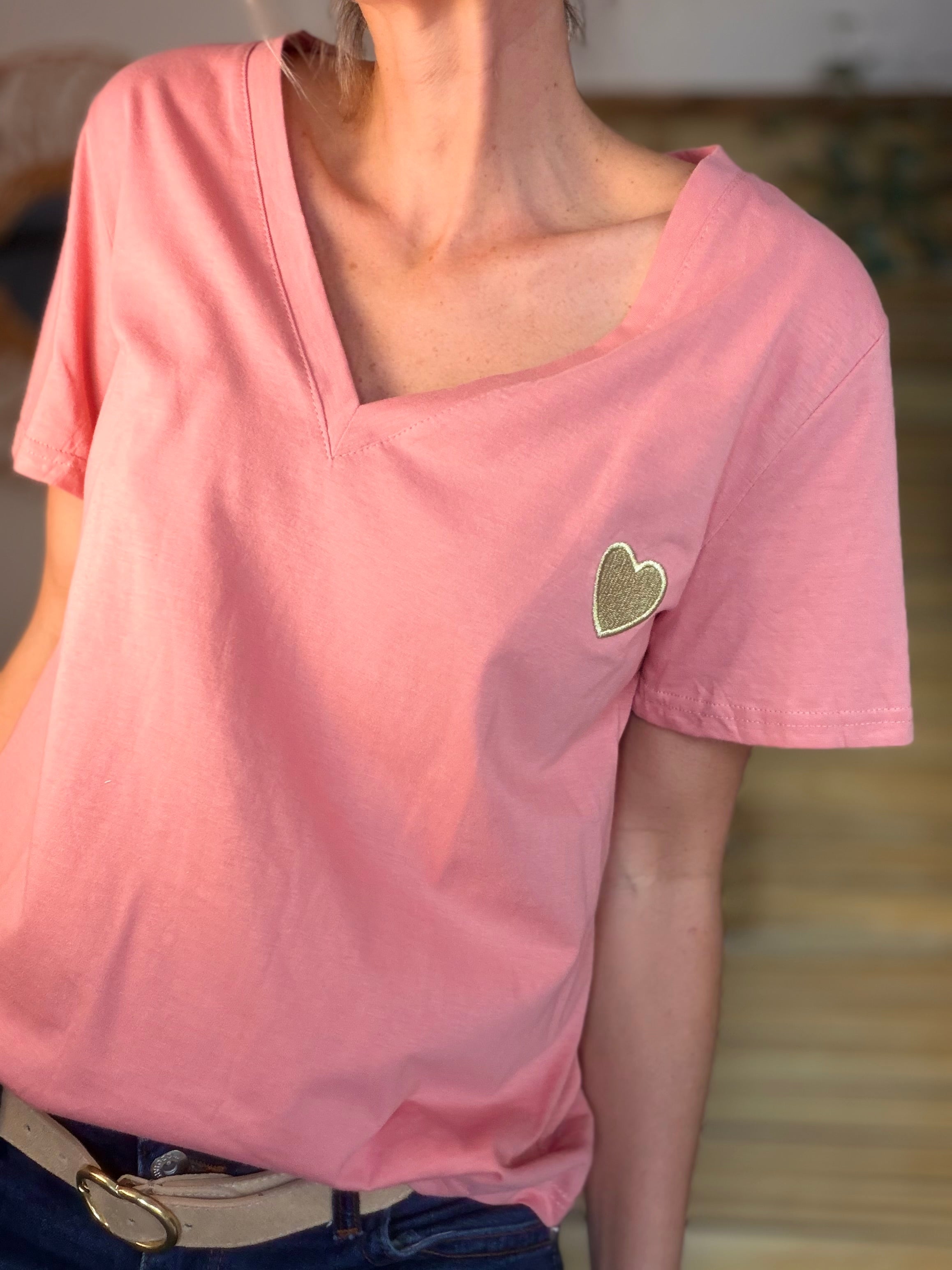 Tee shirt col V cœur brodé Fuschia 🩷 DITA