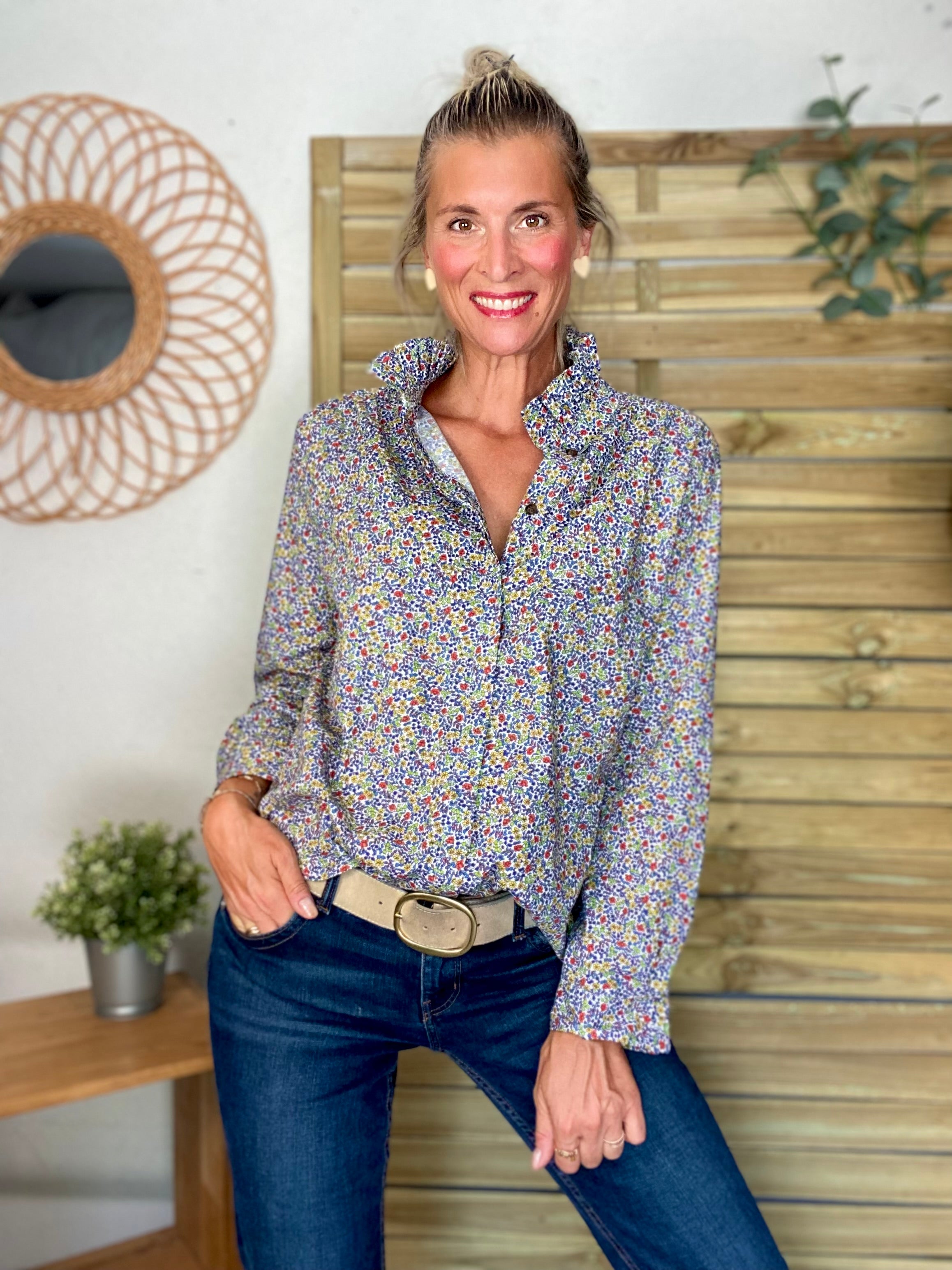 Chemise imprimée Liberty bleu, col victorien volanté CHARLOTTE