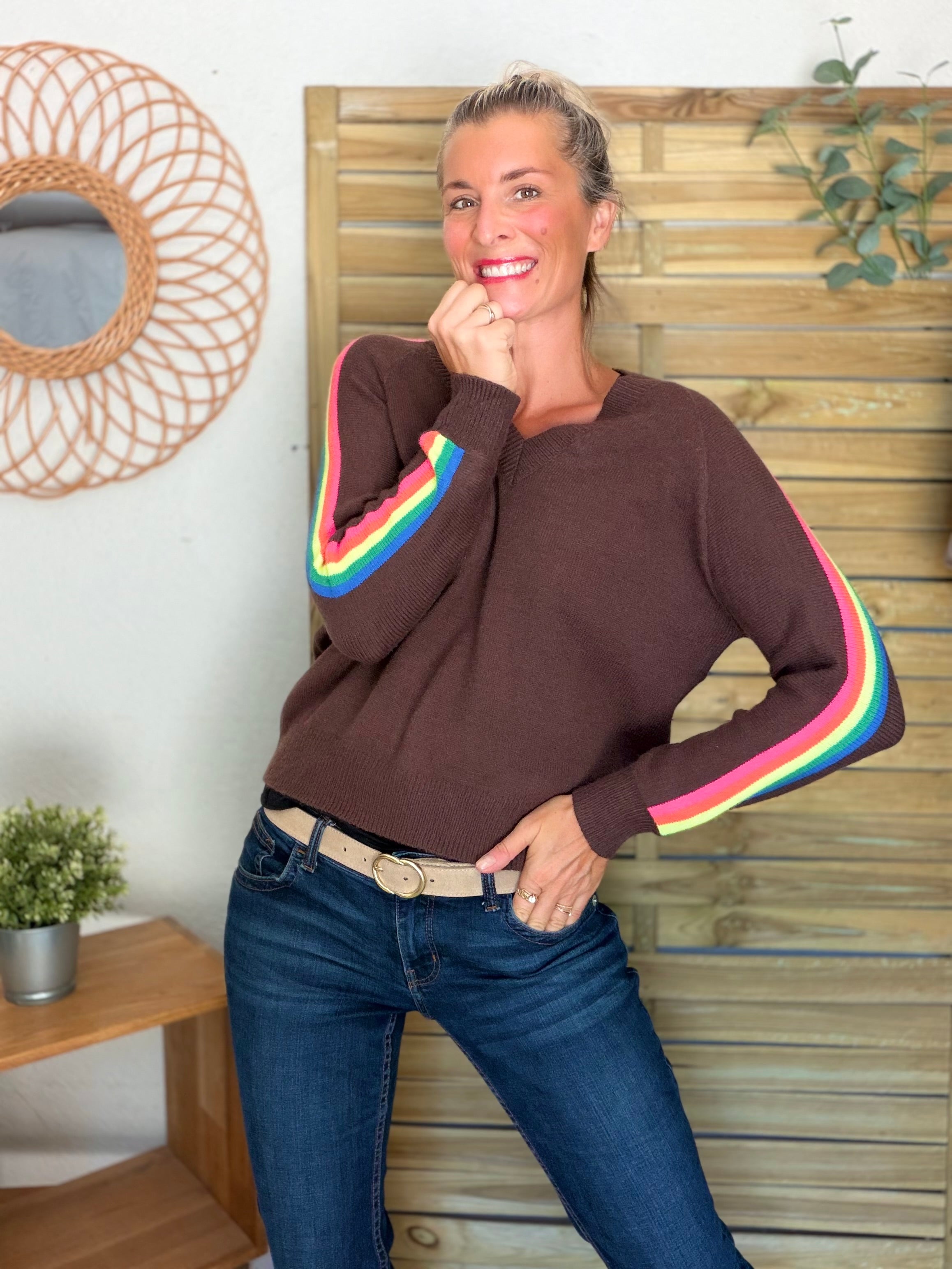 Pull épais avec bandes colorées, col V - RAINBOW 🌈 Chocolat - Winter 2026