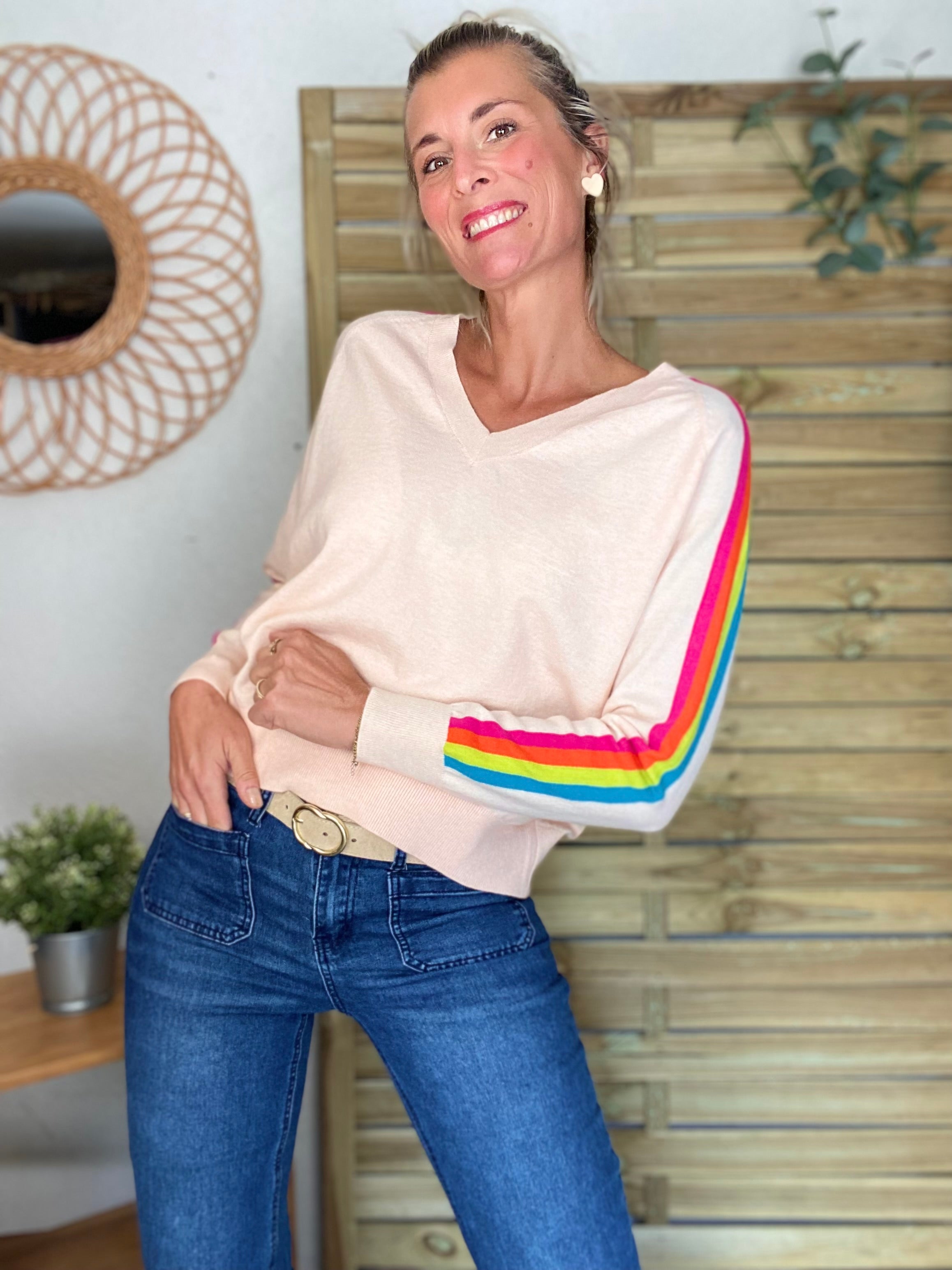 Pull fin avec bandes colorées, col V - RAINBOW 🌈 Rose clair