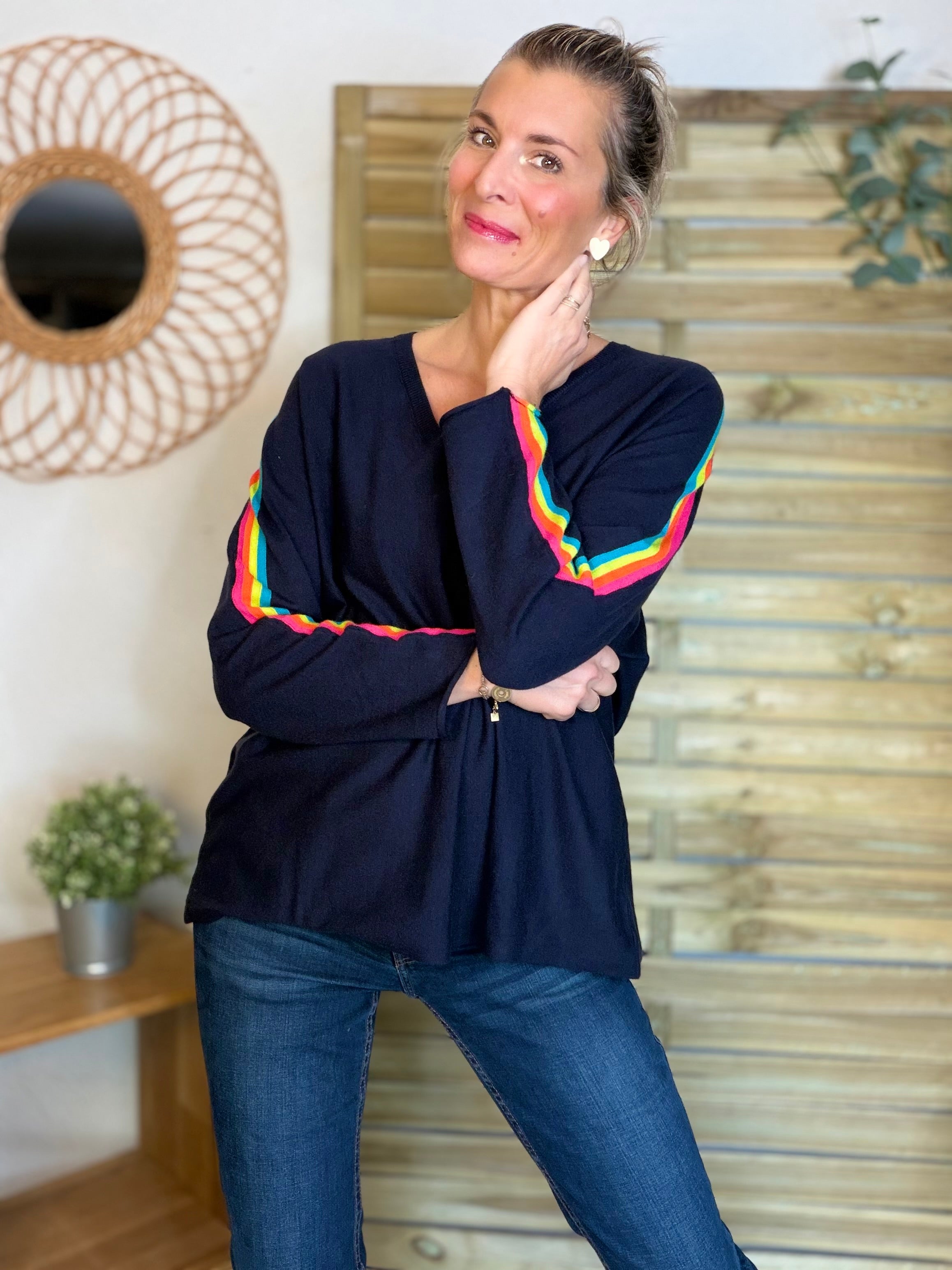 Pull fin avec bandes colorées, col V - RAINBOW OVERSIZE 🌈 Bleu marine