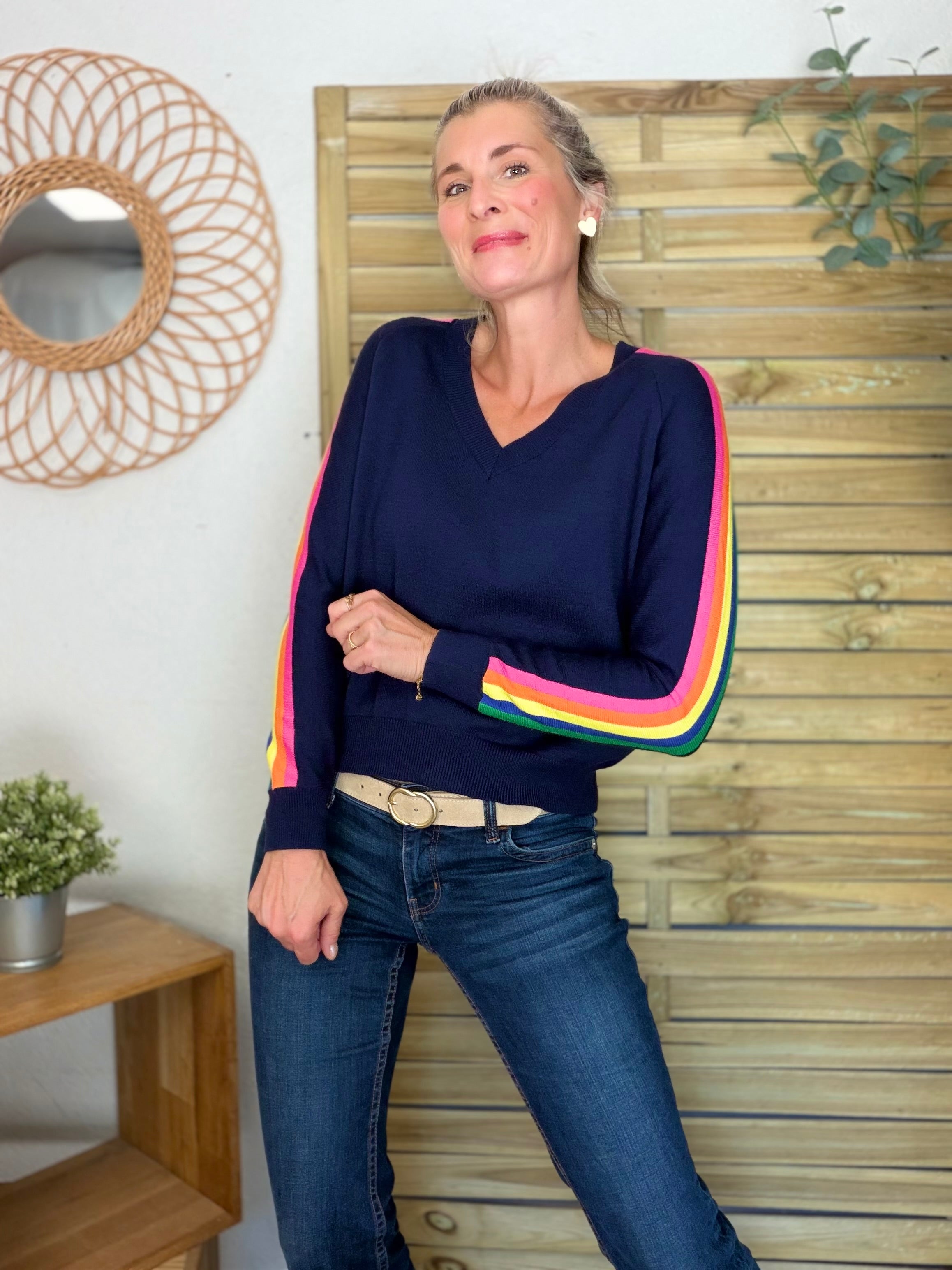 Pull avec bandes colorées, col V - RAINBOW 🌈 Bleu marine