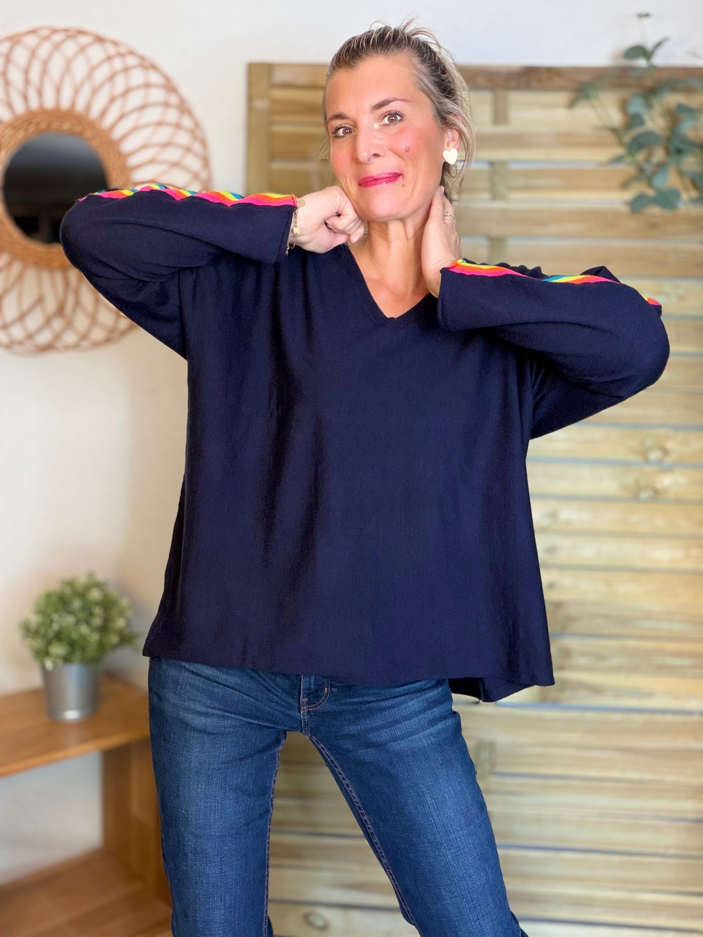 Pull fin avec bandes colorées, col V - RAINBOW OVERSIZE 🌈 Bleu marine