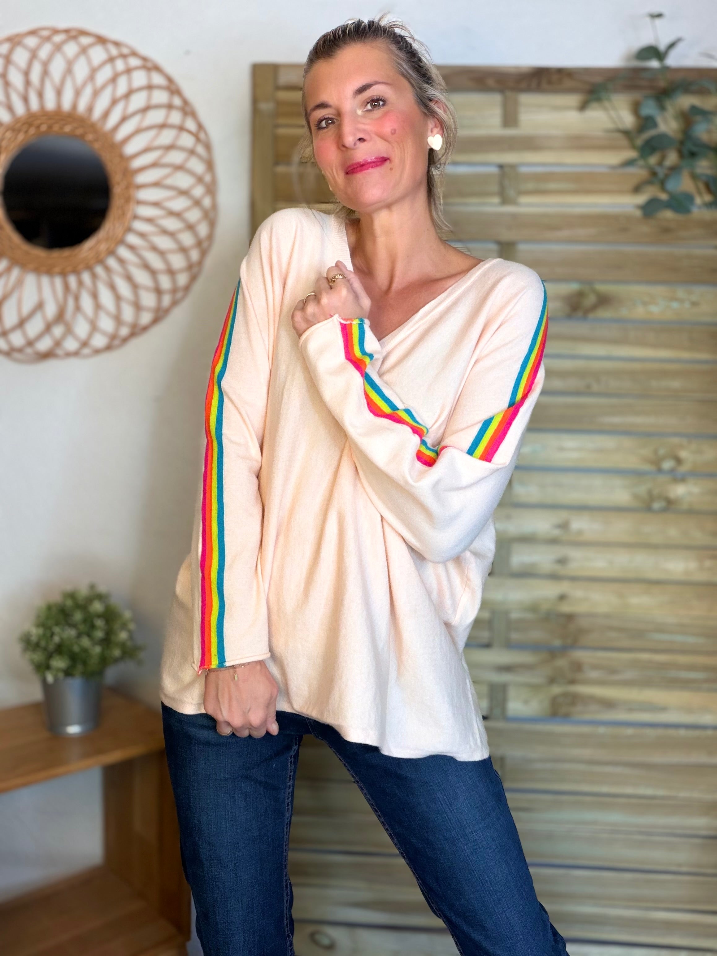 Pull fin avec bandes colorées, col V - RAINBOW OVERSIZE 🌈 Rose orangé