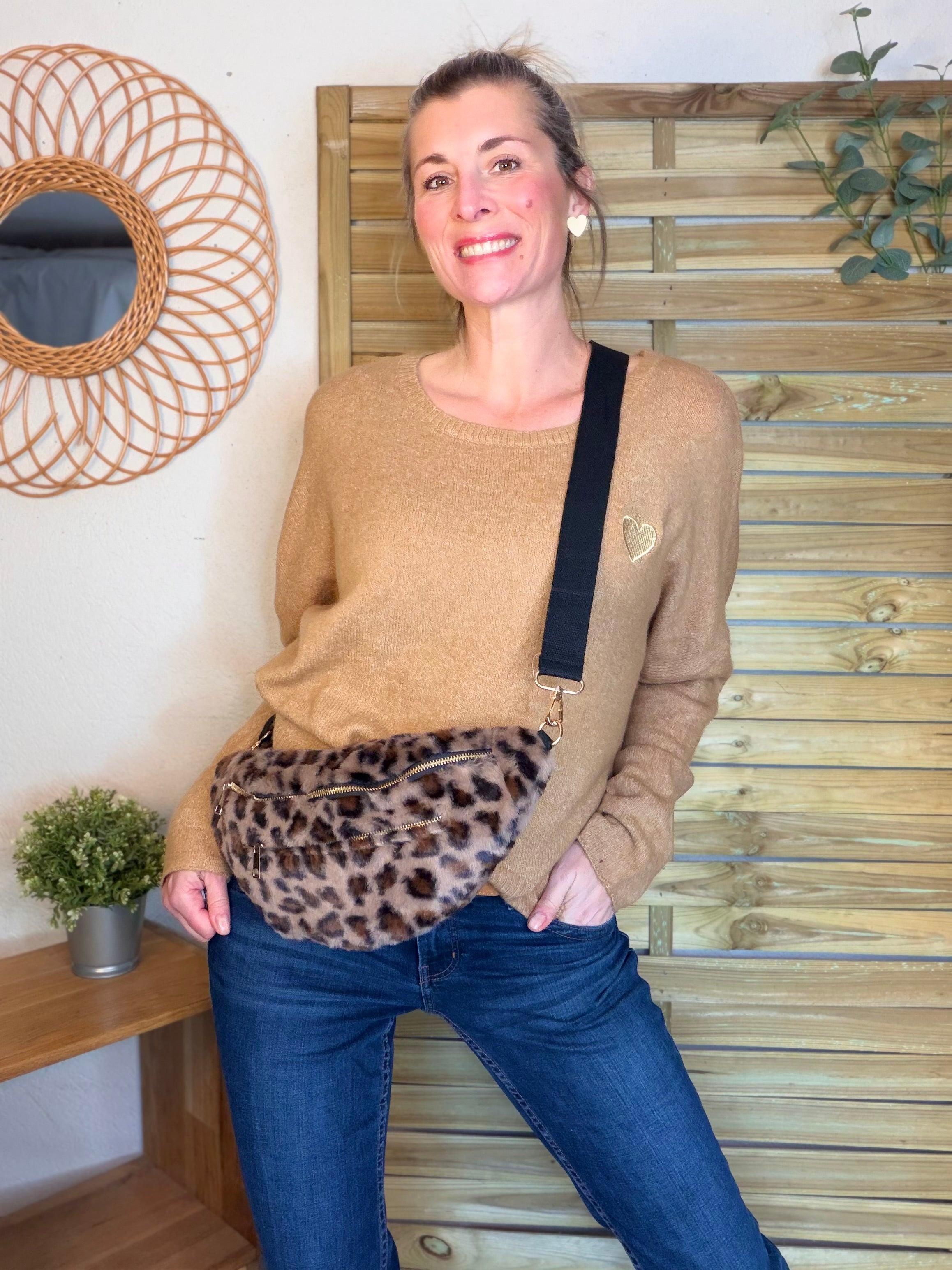 Sac banane L avec poche zippée avant, fourrure Léo Taupe - STACEY 🐆