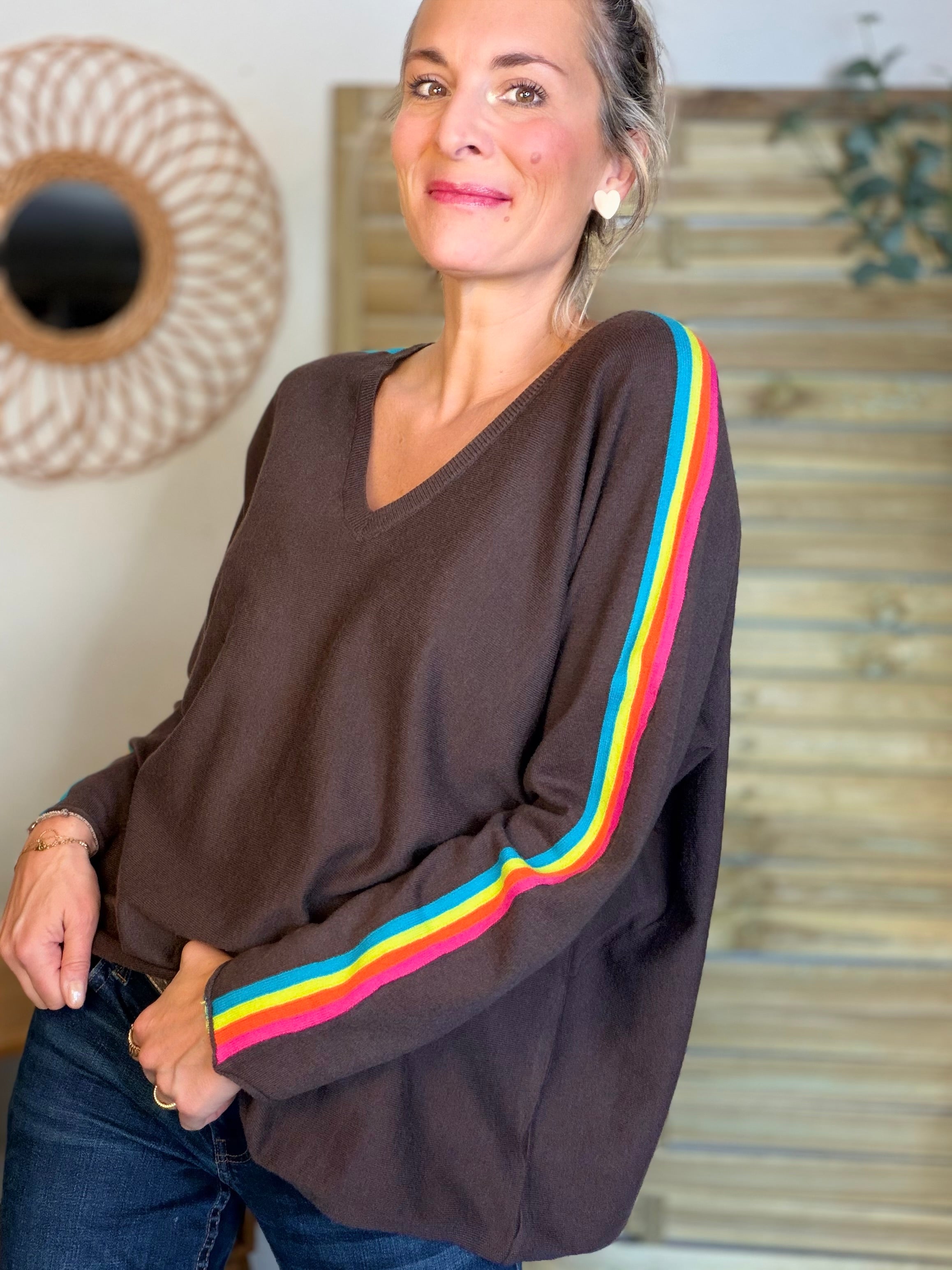 Pull fin avec bandes colorées, col V - RAINBOW OVERSIZE 🌈 Chocolat