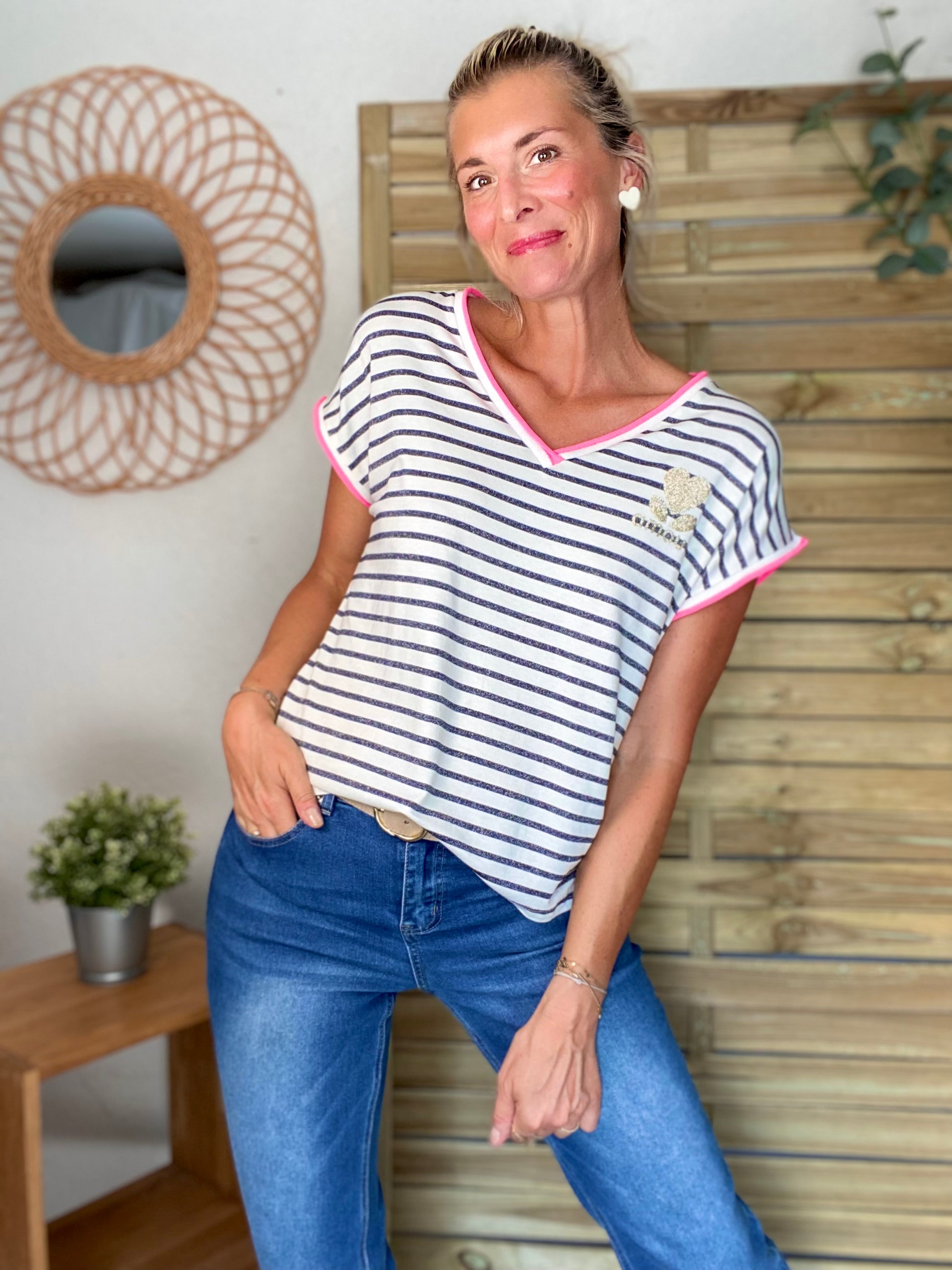 Top rayé col V amour 💛 CLAUDIE - Bleu marine / Rose fluo