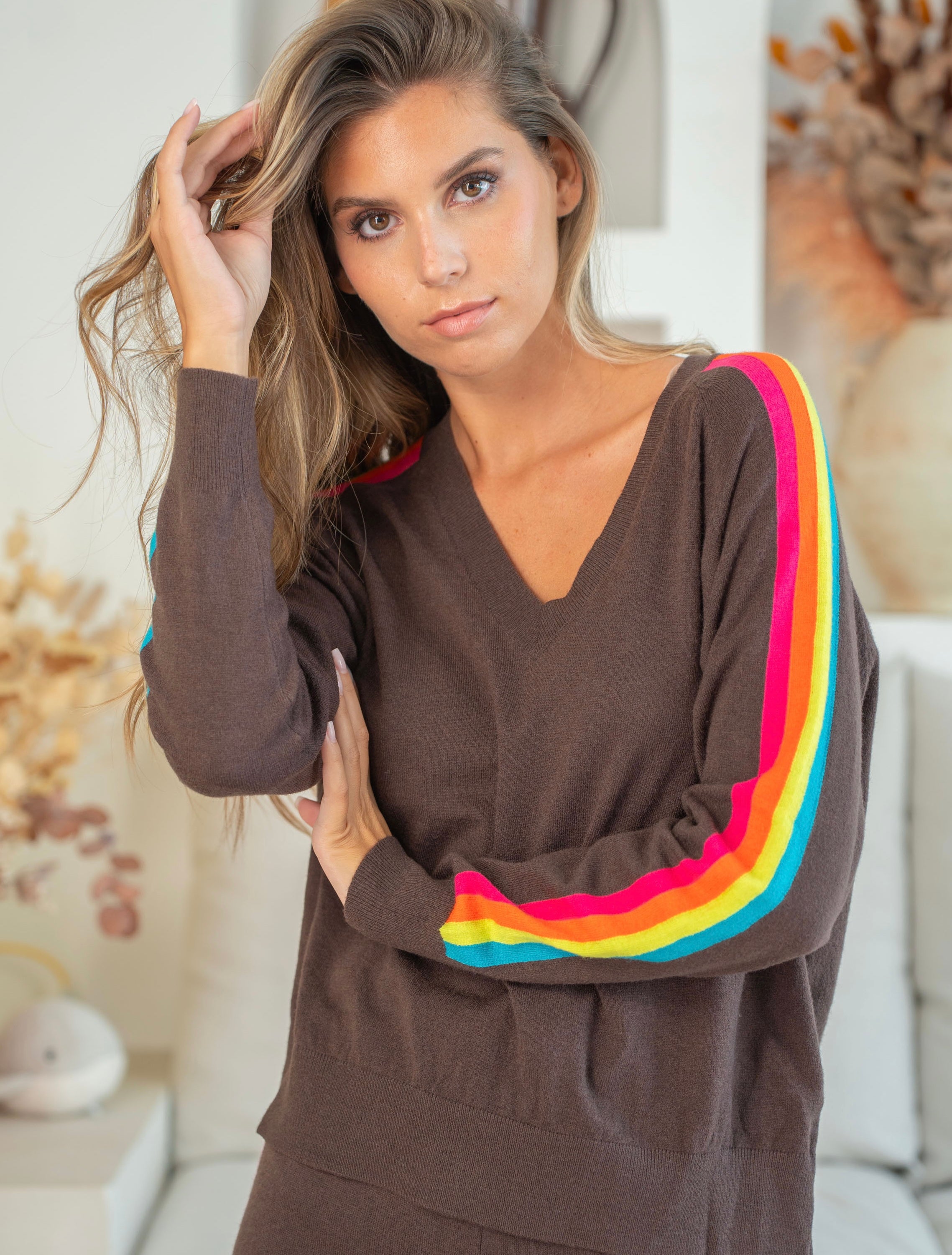 Pull fin avec bandes colorées, col V - RAINBOW 🌈 Chocolat
