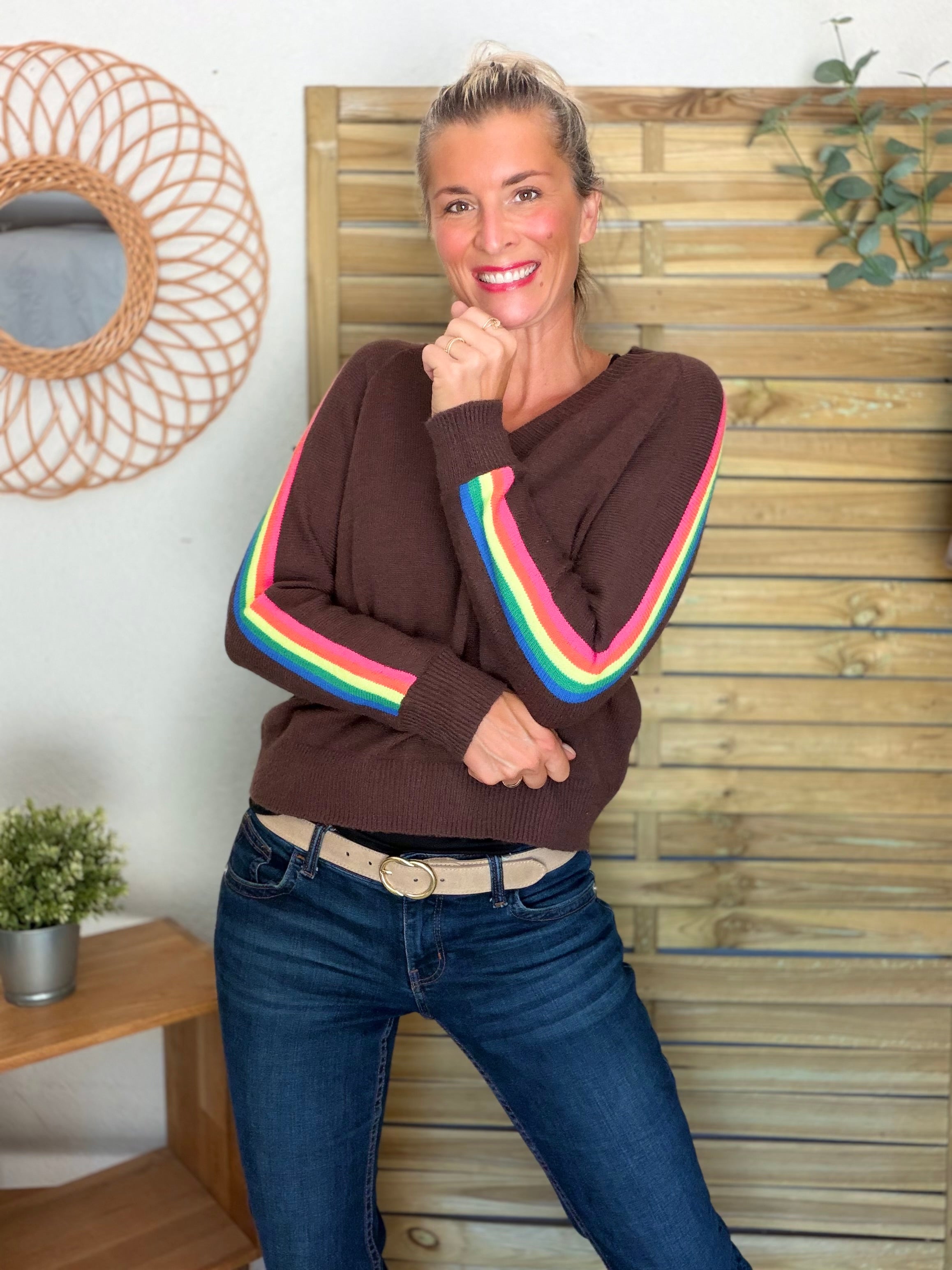 Pull épais avec bandes colorées, col V - RAINBOW 🌈 Chocolat - Winter 2026