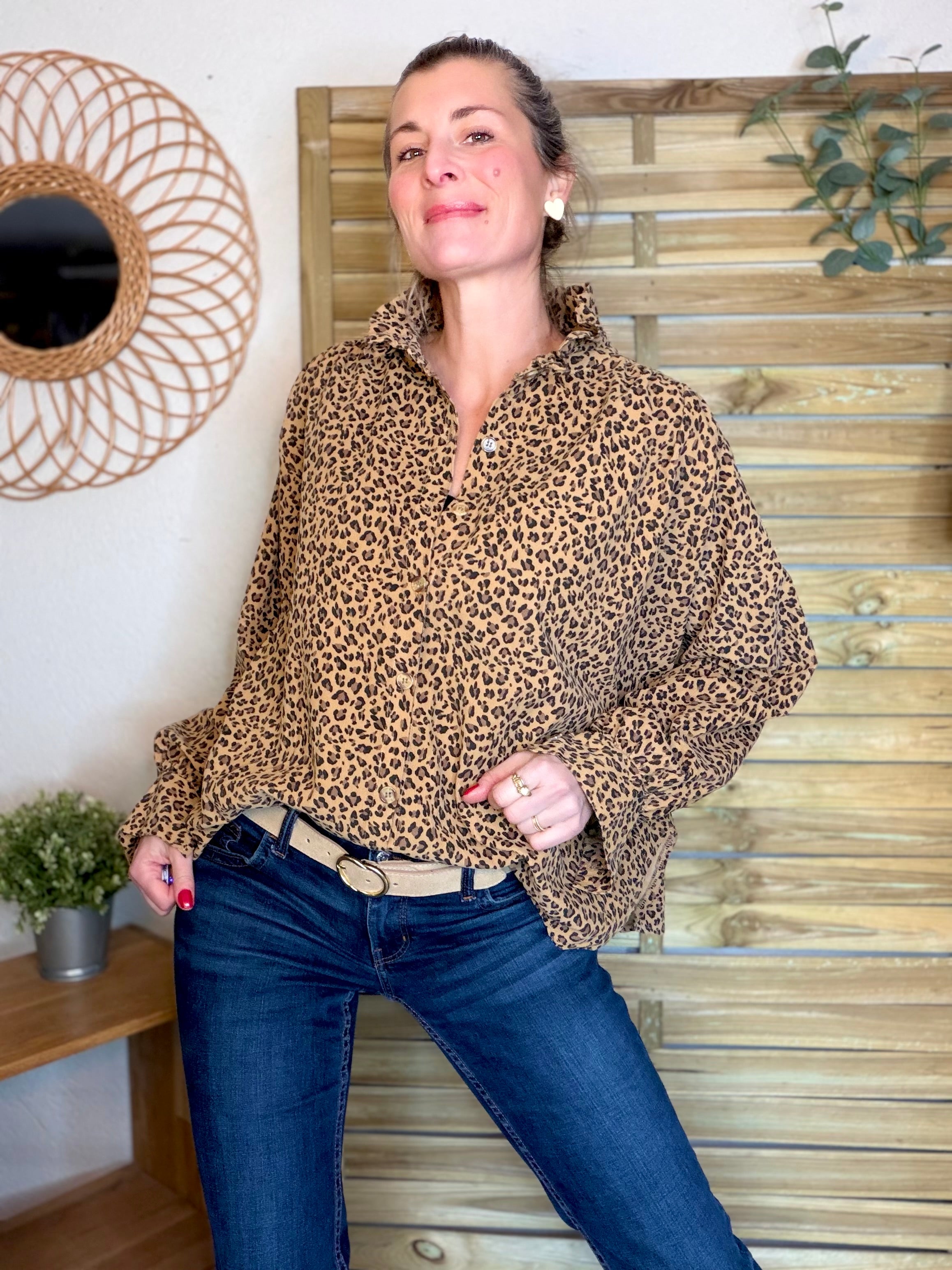 Chemise en velours côtelé fin coton, col volanté FRIDA - Léo camel 🐆