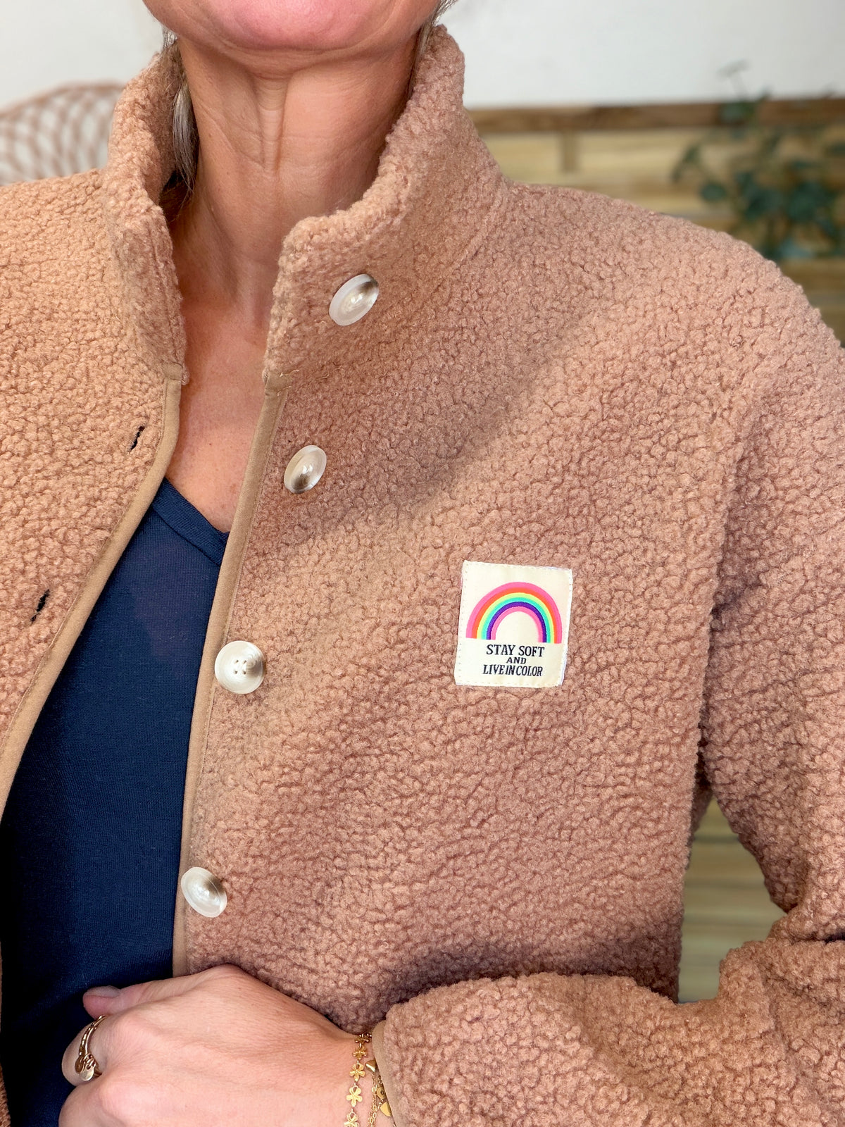 Veste Sherpa boutonnée écusson Arc-en-ciel ÉNORA Taupe rosé