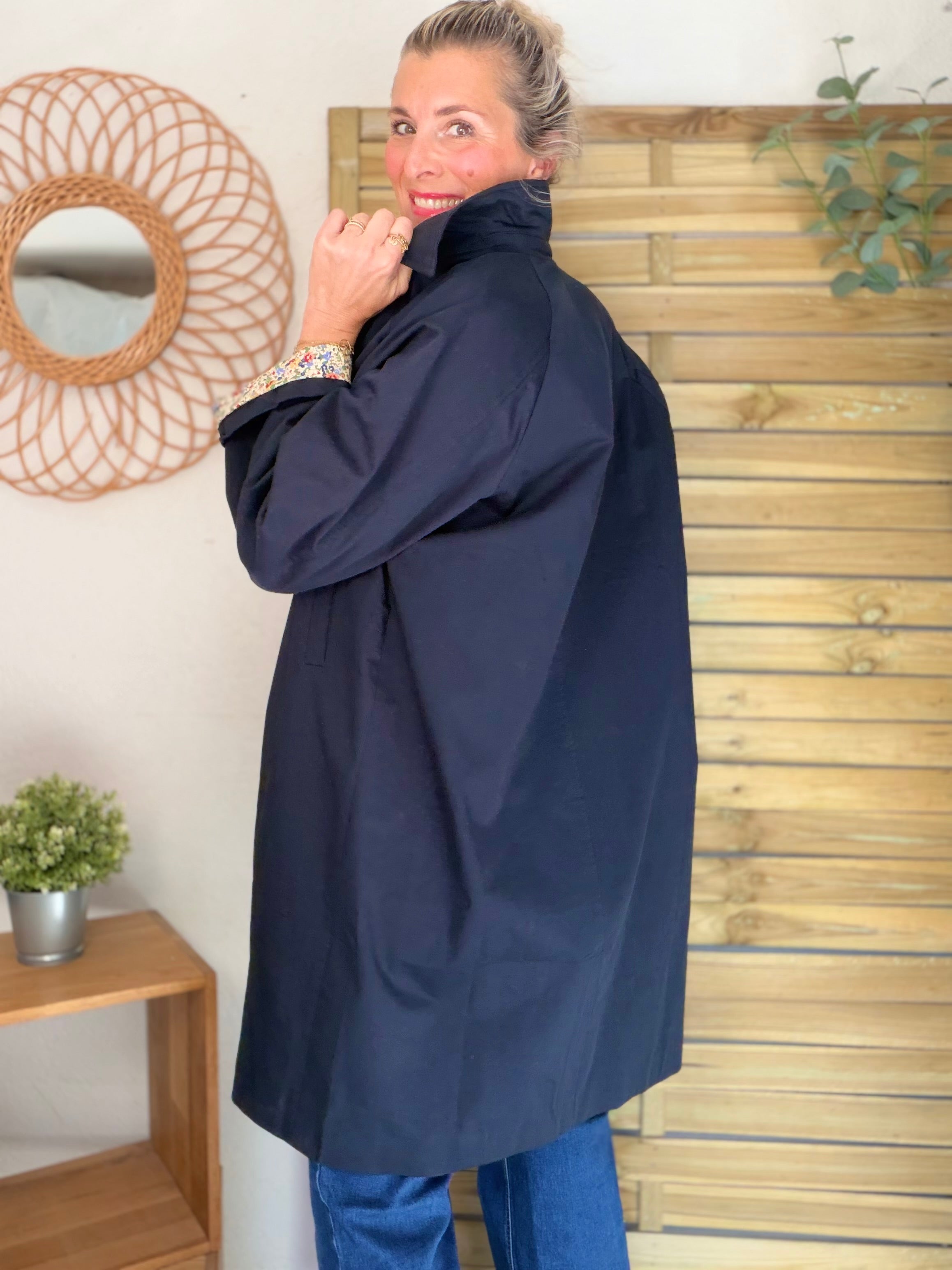 Veste Trench en coton Bleu marine avec Liberty - MAHAUT MI LONG - LILI et LALA (DÉSTOCKAGE sur Taille S)