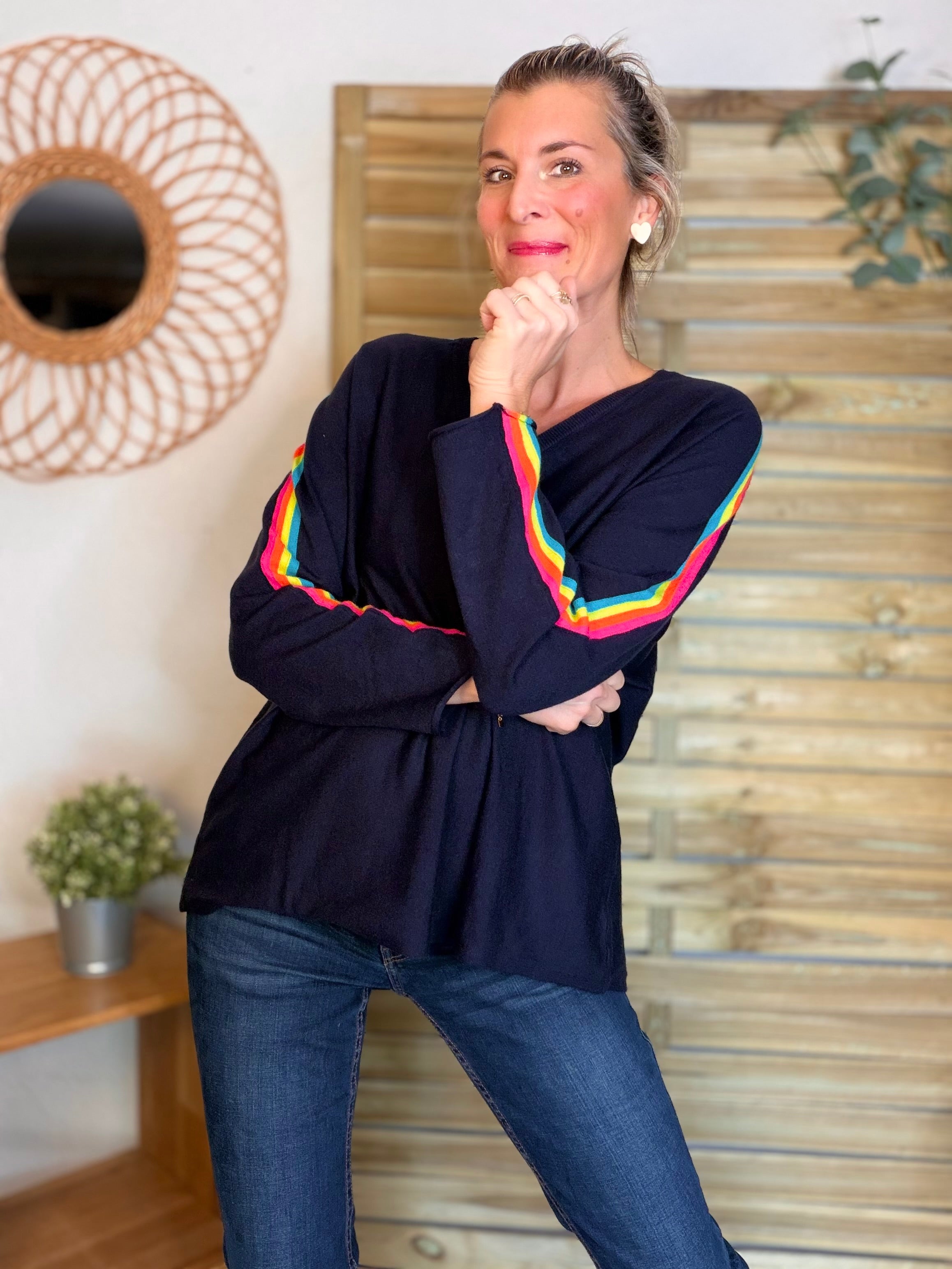 Pull fin avec bandes colorées, col V - RAINBOW OVERSIZE 🌈 Bleu marine