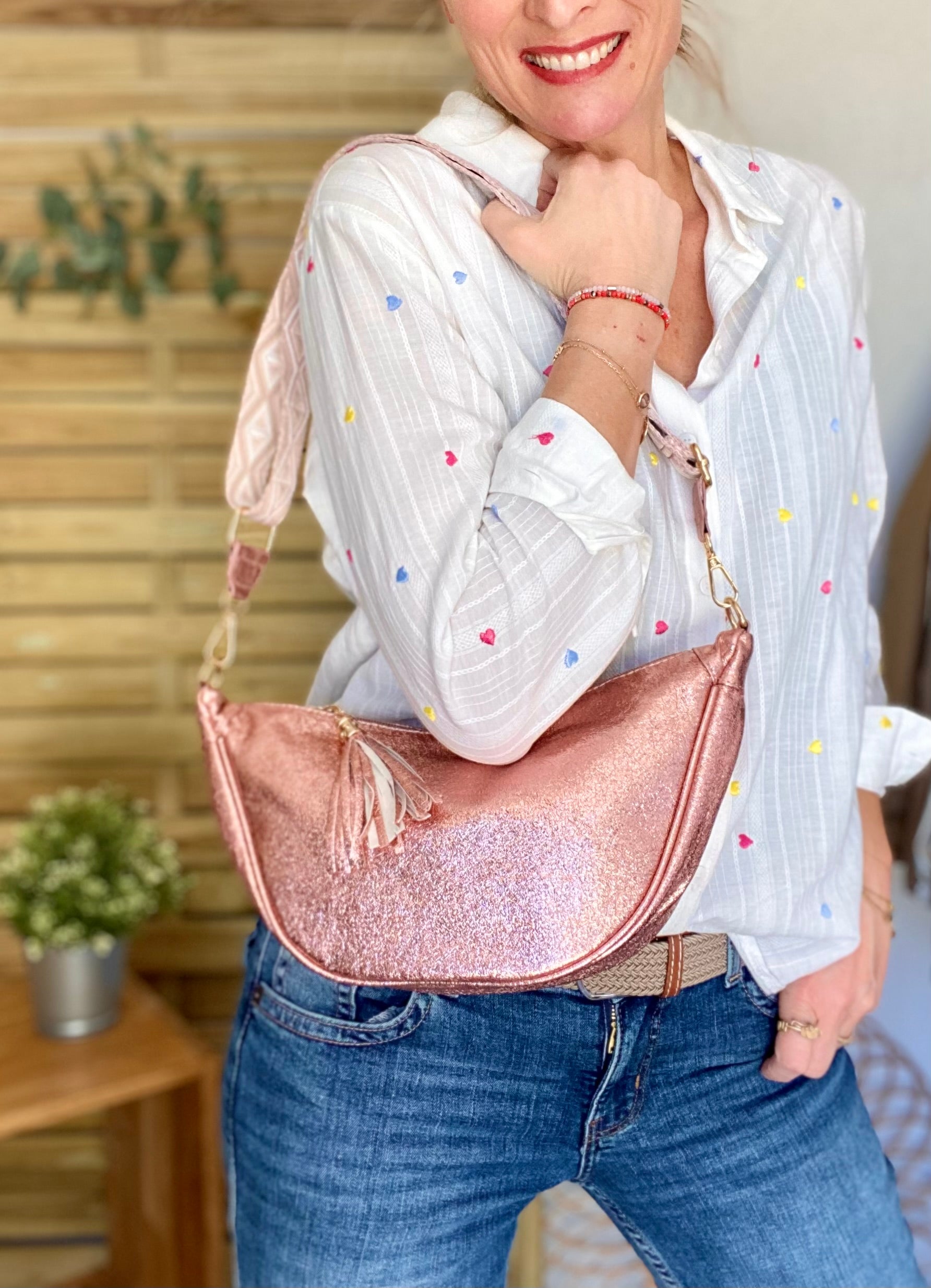 Sac besace demi-lune XL irisé, sangle fantaisie - AMY - Rose irisé