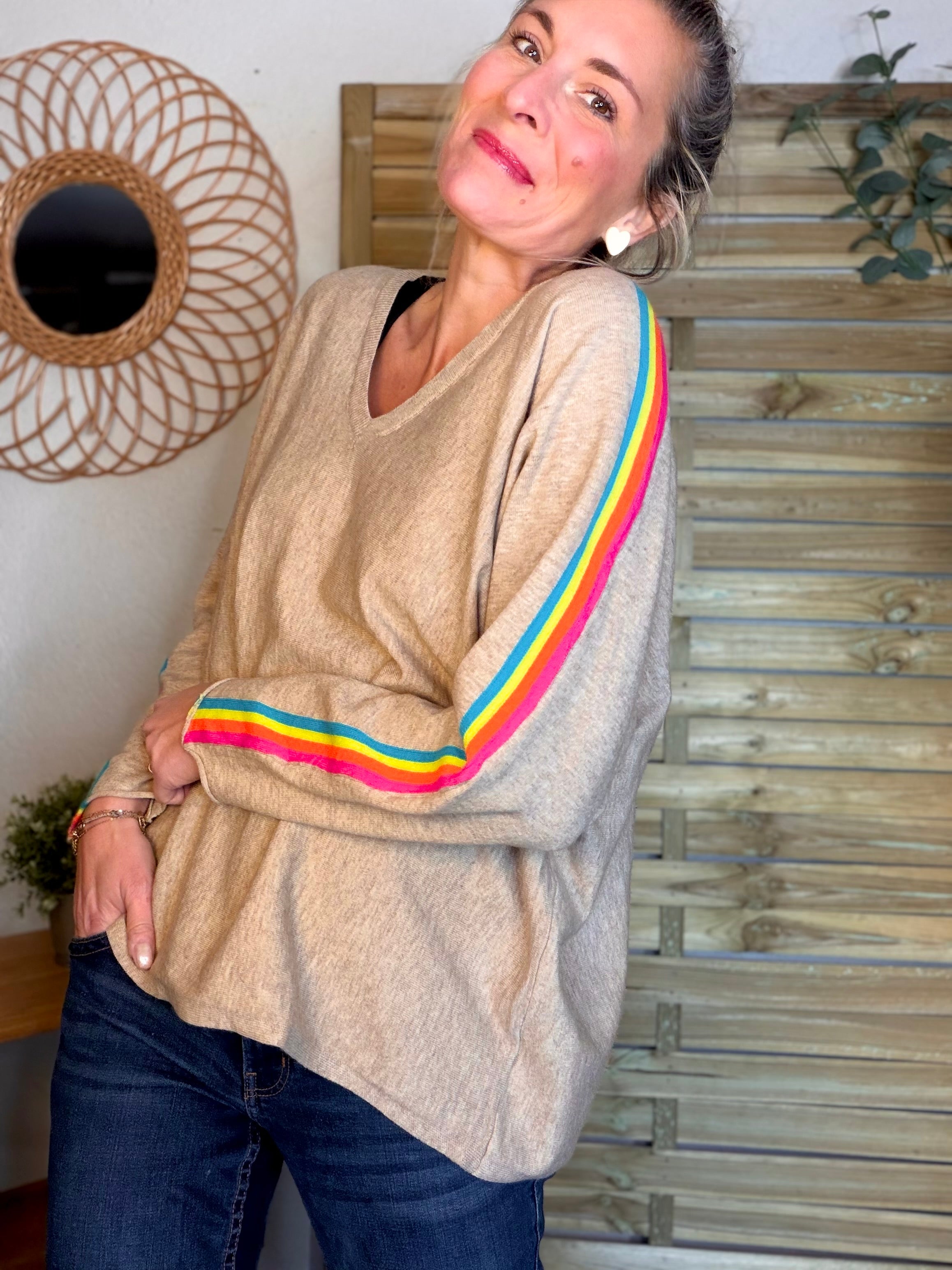 Pull fin avec bandes colorées, col V - RAINBOW OVERSIZE 🌈 Taupe