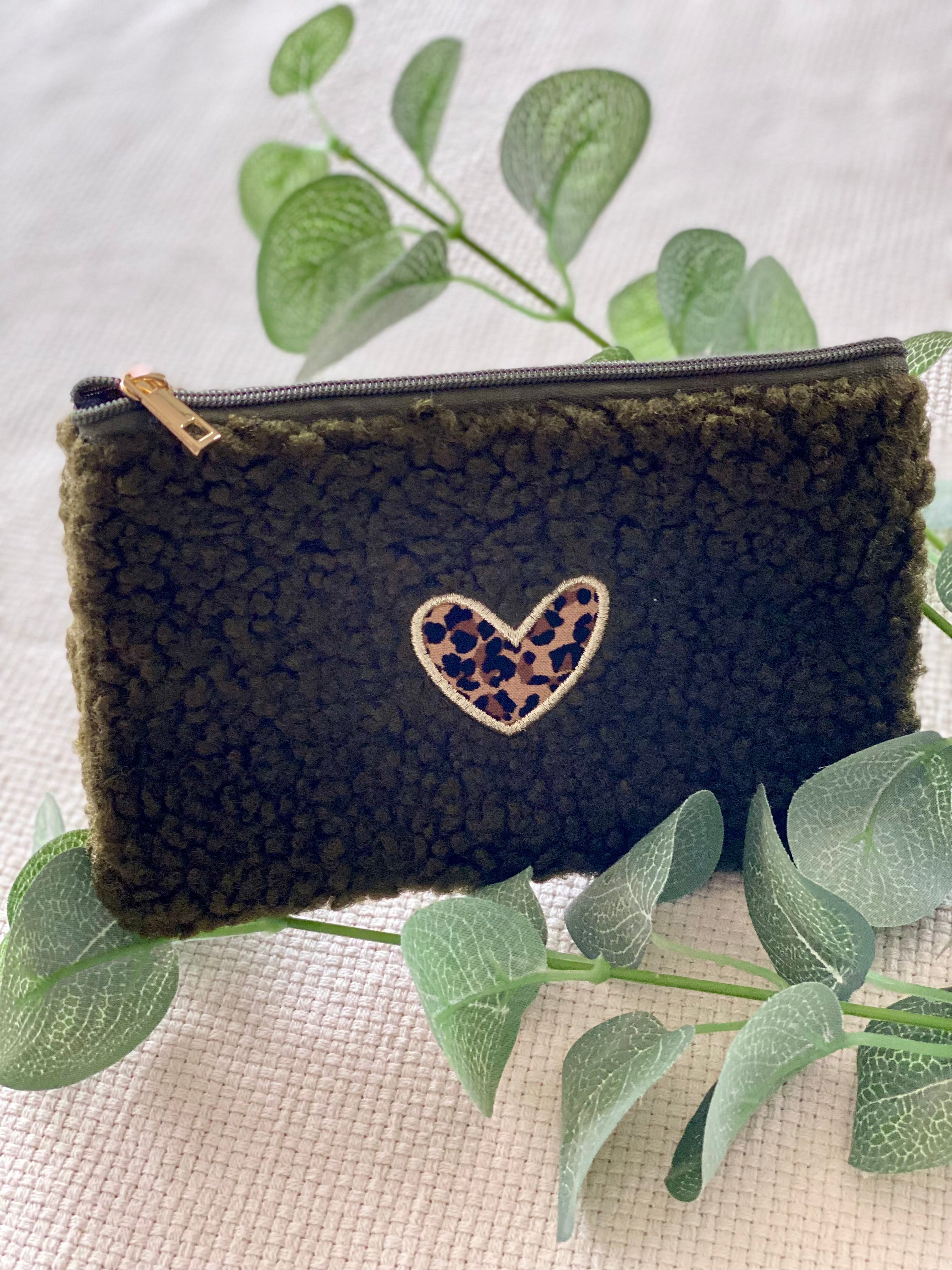 Pochette moumoute coeur cousu Léo 🐆 - SUZELLE