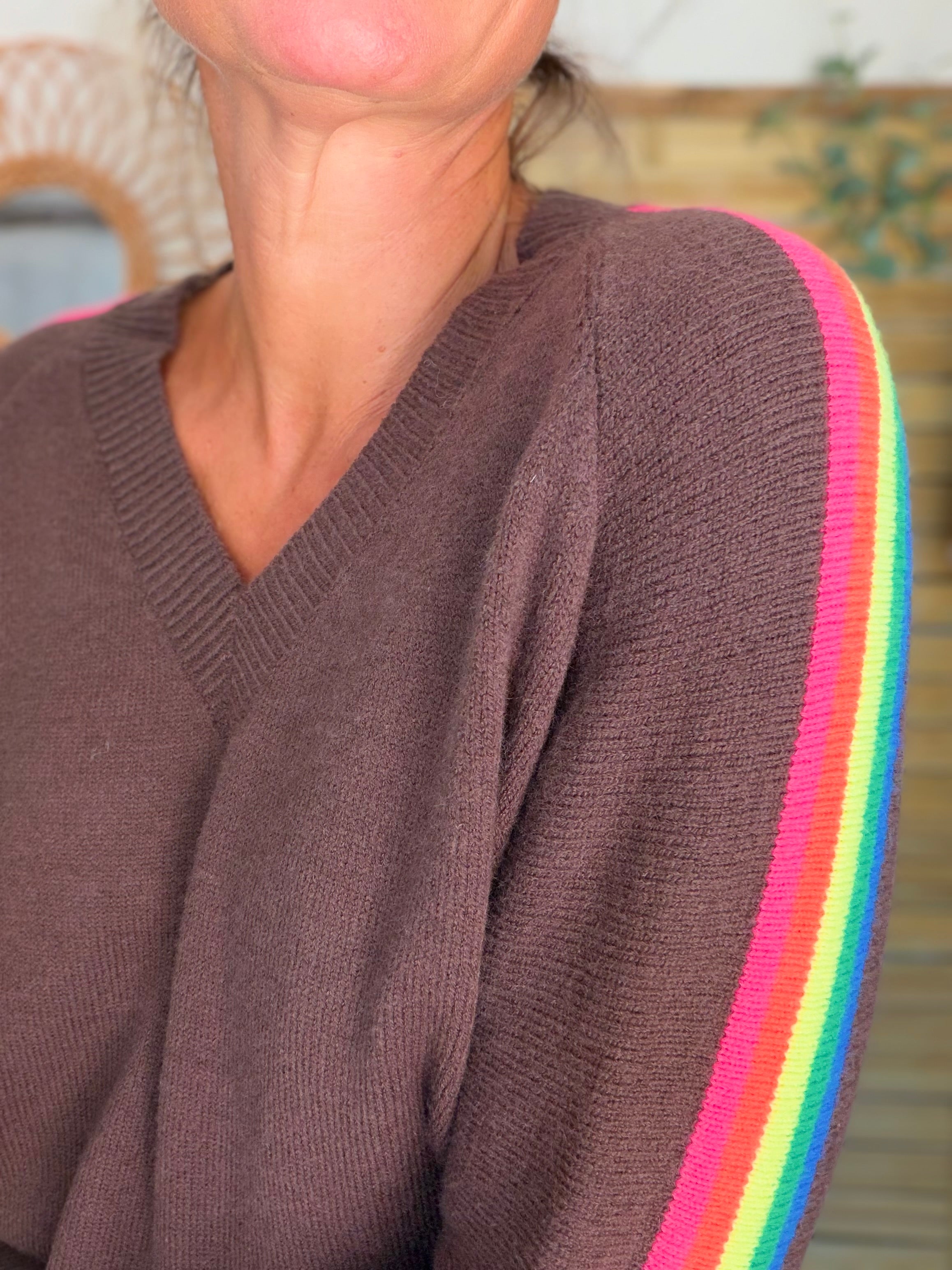 Pull épais avec bandes colorées, col V - RAINBOW 🌈 Chocolat - Winter 2026