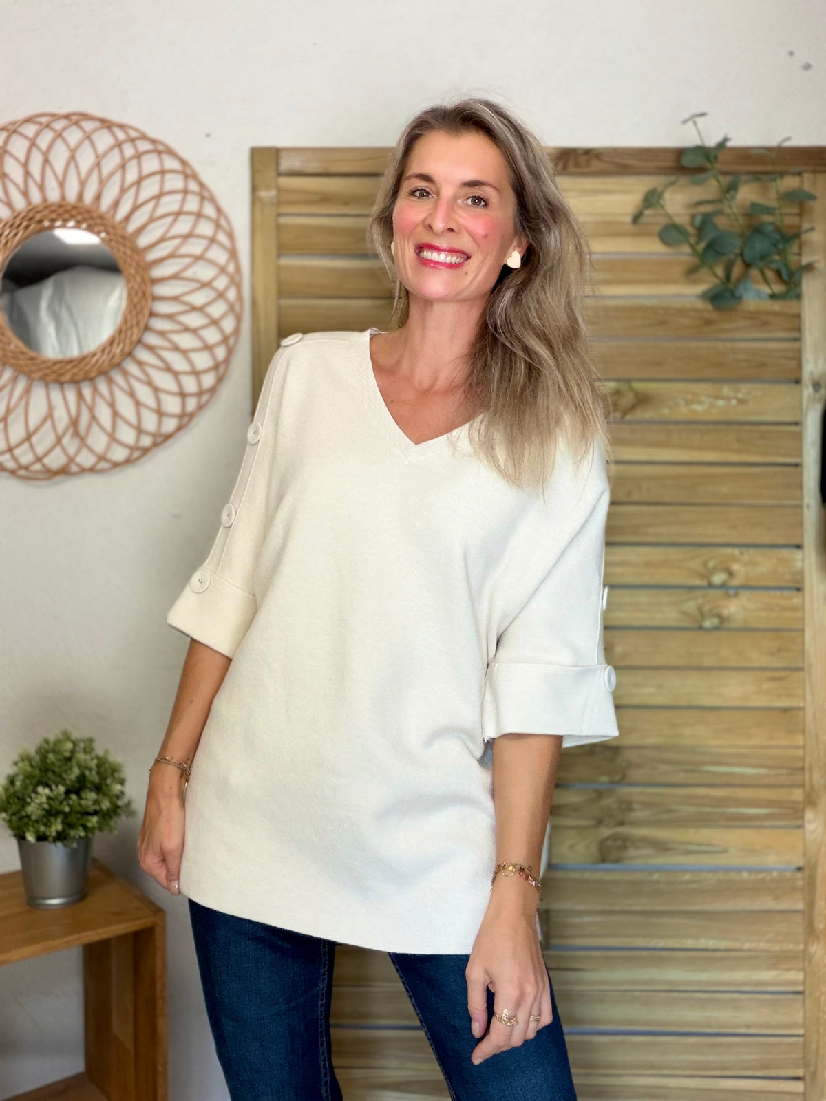 Pull long, col V, ornements boutons CHIARA Écru