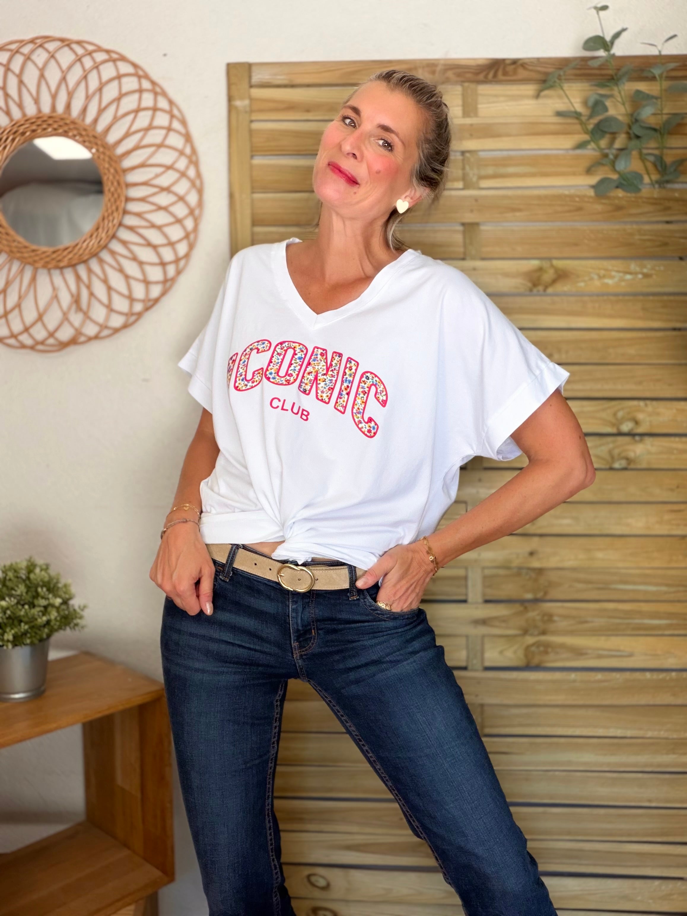 Tee shirt col V ICONIC club fleuri oversized MILA Blanc