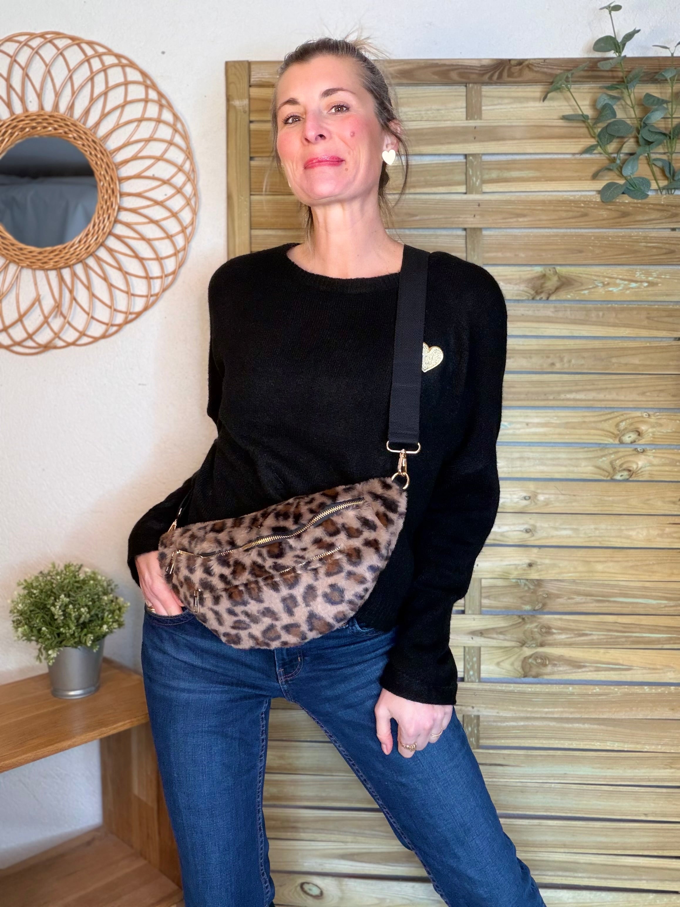 Sac banane L avec poche zippée avant, fourrure Léo Taupe - STACEY 🐆