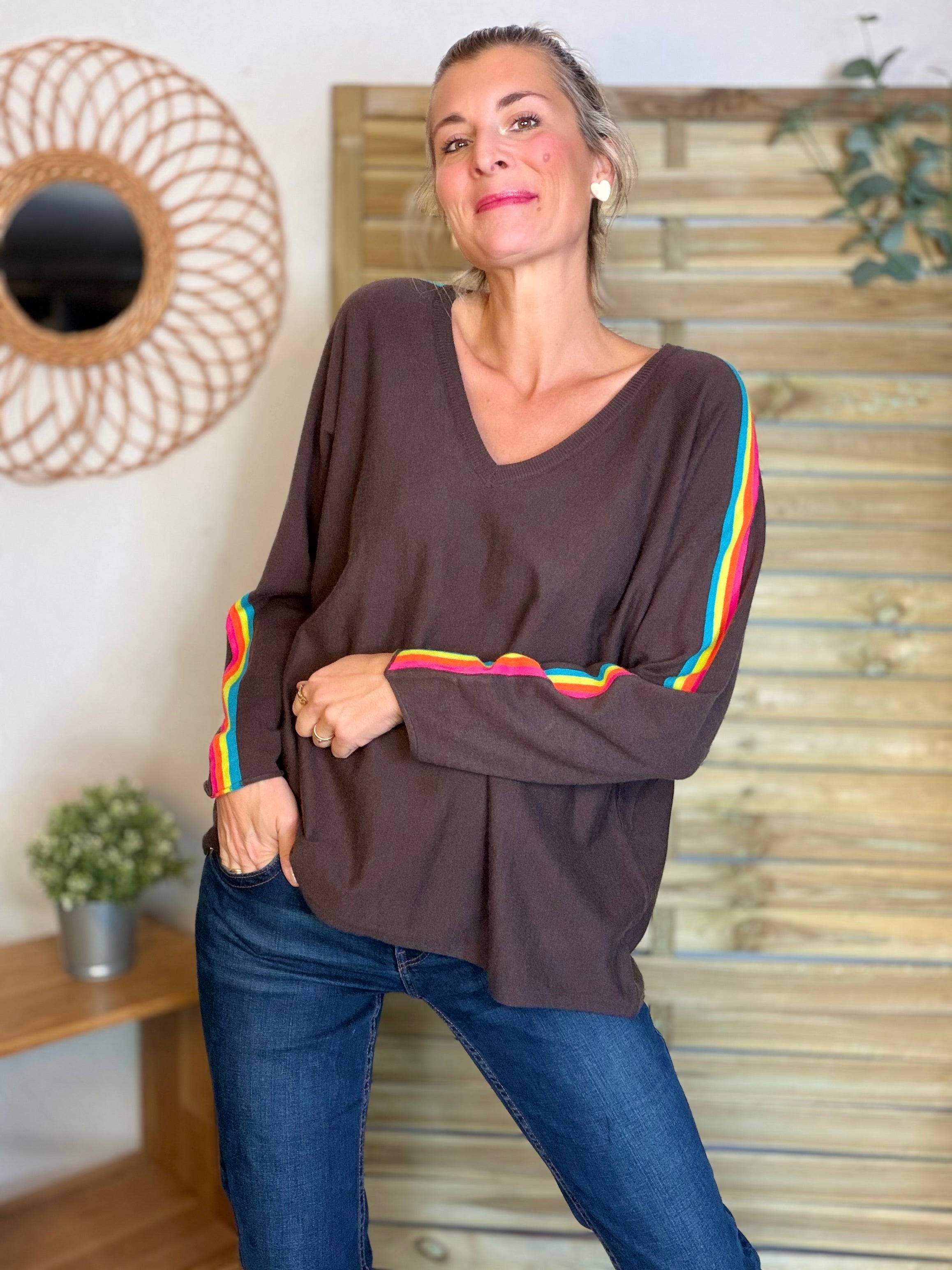 Pull fin avec bandes colorées, col V - RAINBOW OVERSIZE 🌈 Chocolat