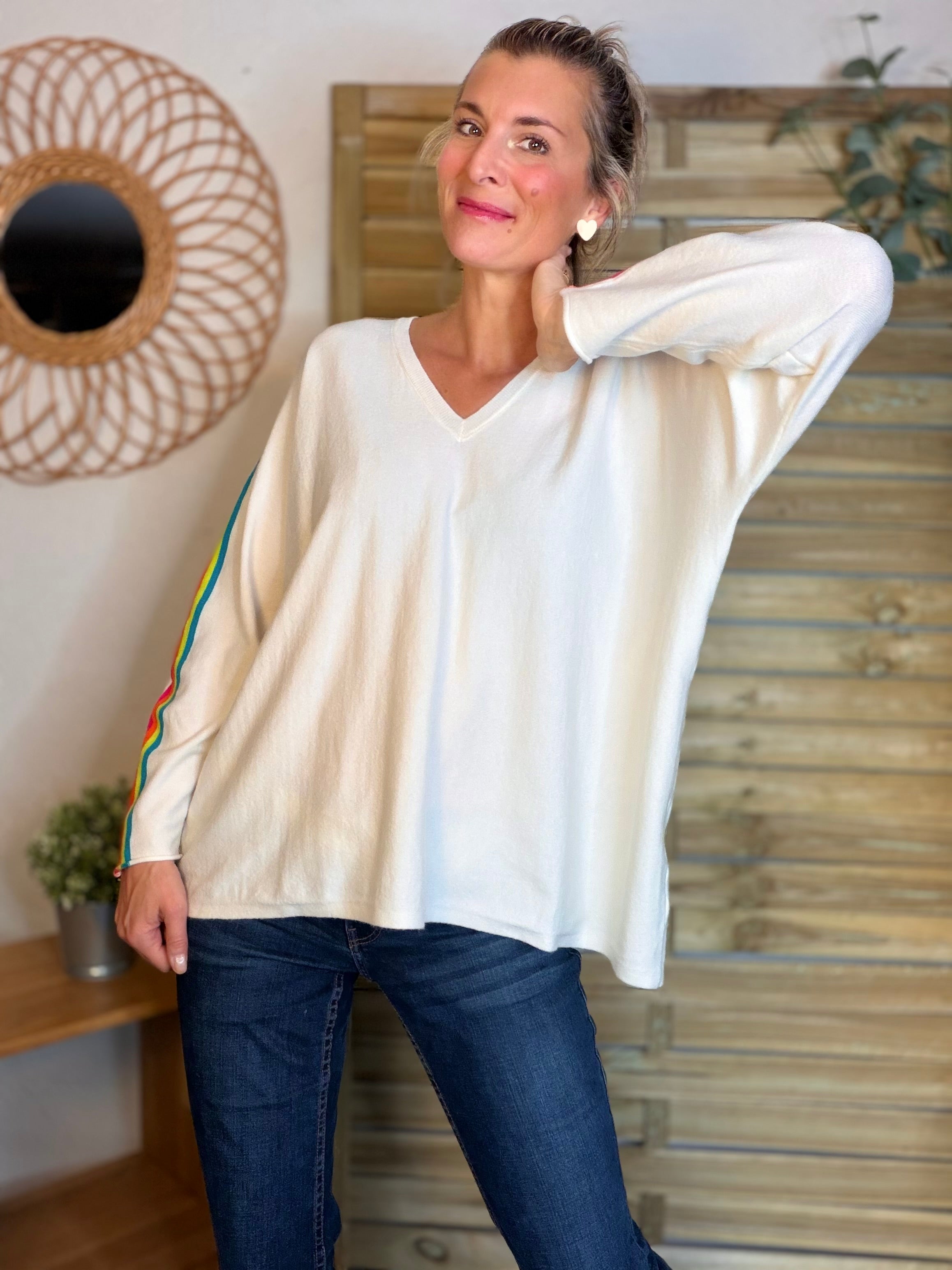 Pull fin avec bandes colorées, col V - RAINBOW OVERSIZE 🌈 Écru
