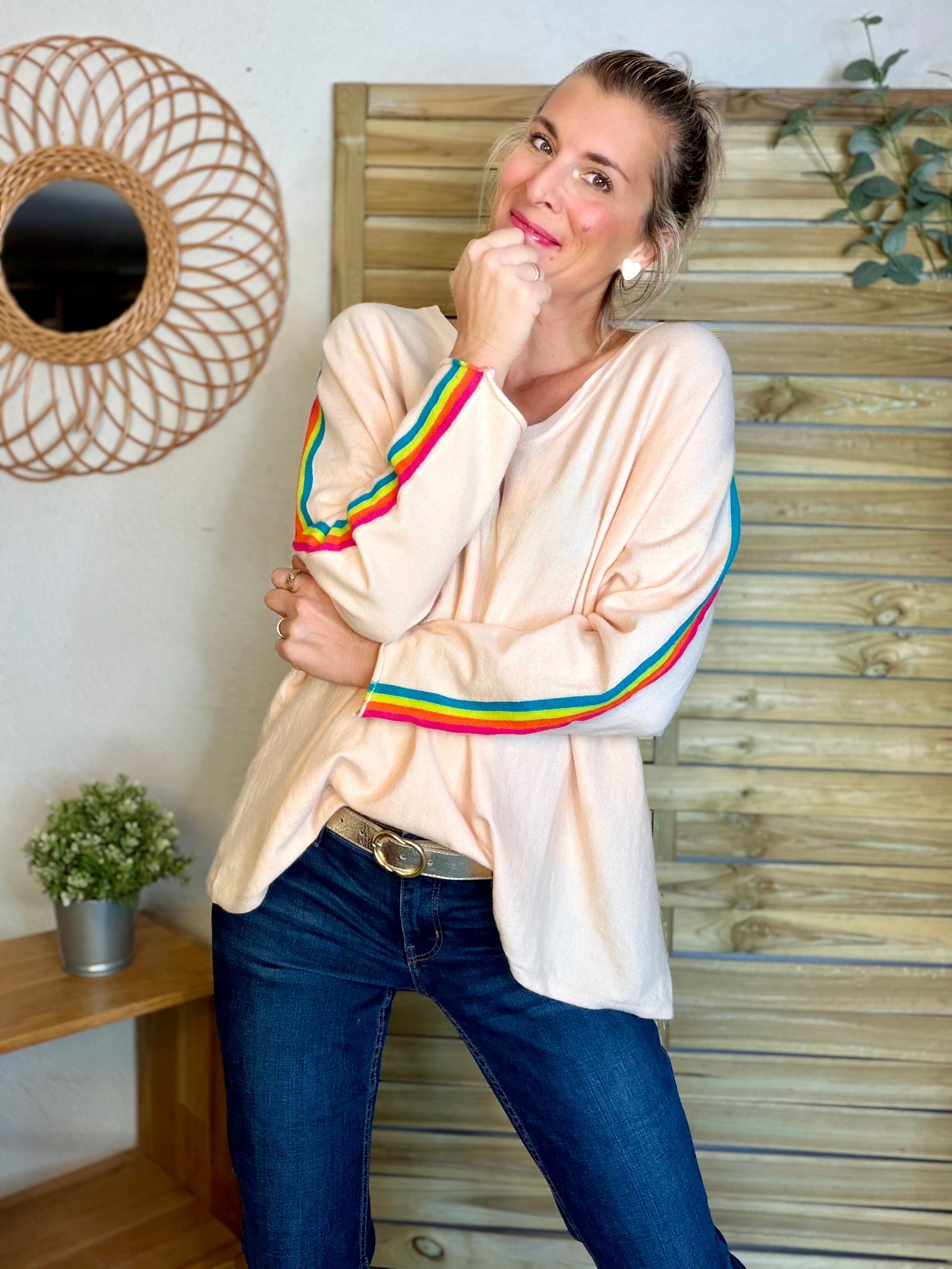 Pull fin avec bandes colorées, col V - RAINBOW OVERSIZE 🌈 Rose orangé