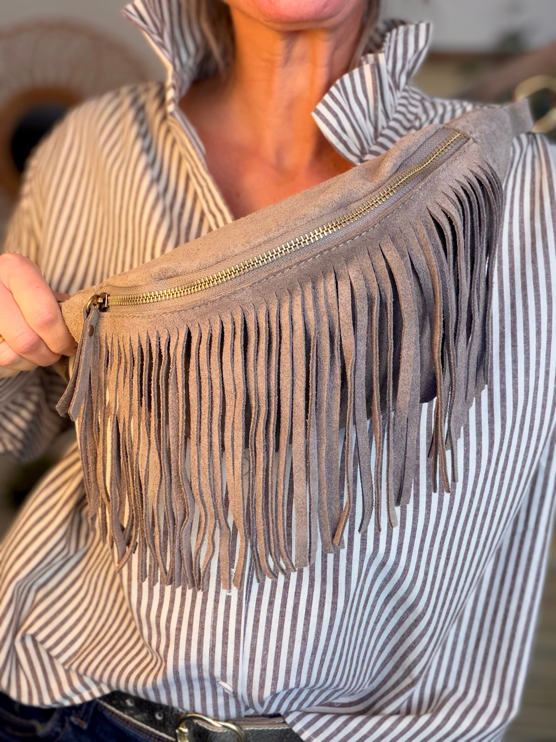 Sac banane avec franges en cuir daim - PIETRA - Taupe