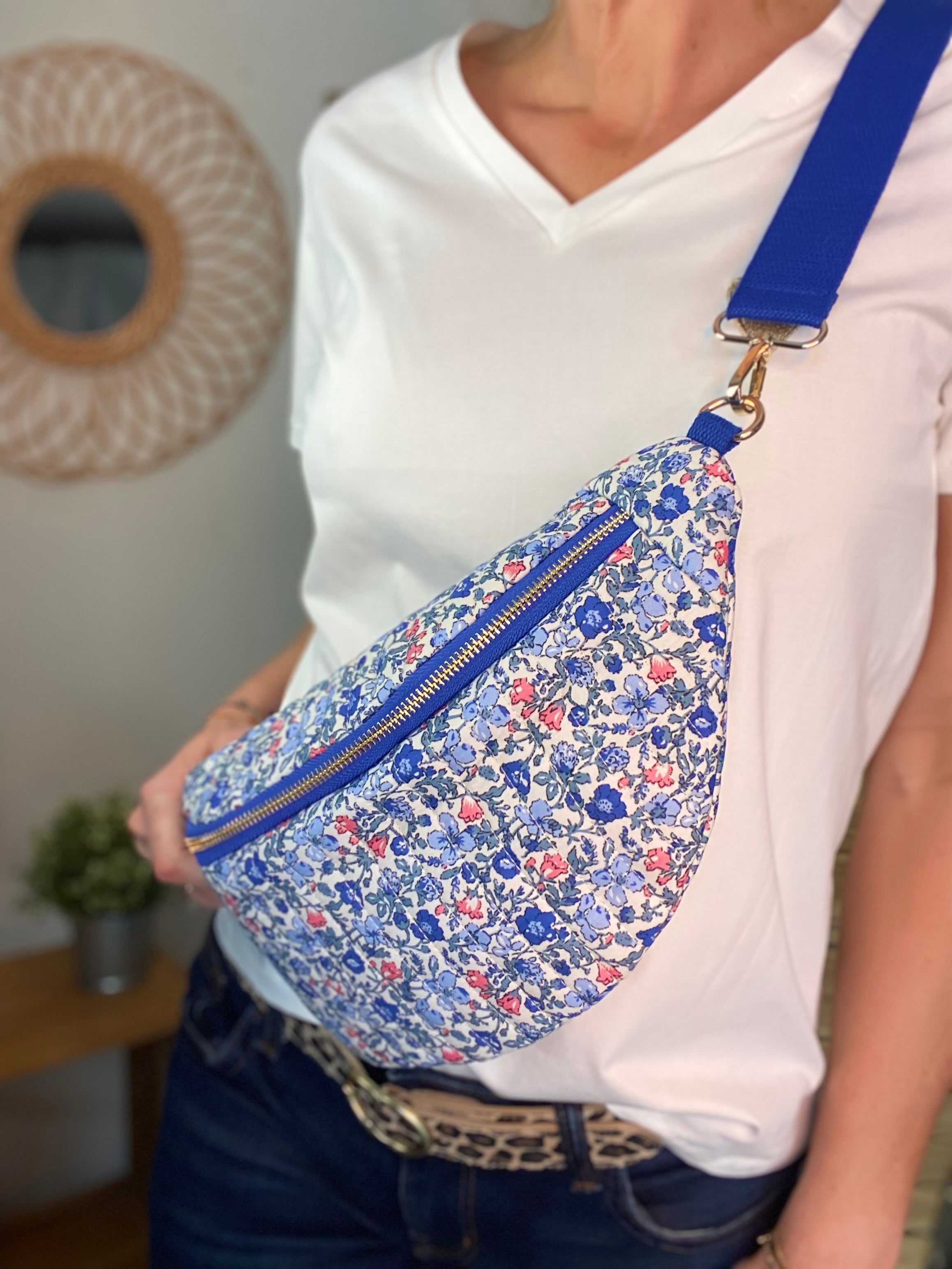 Sac banane XL - IVY - Bleu fleuri matelassé (20 coloris)